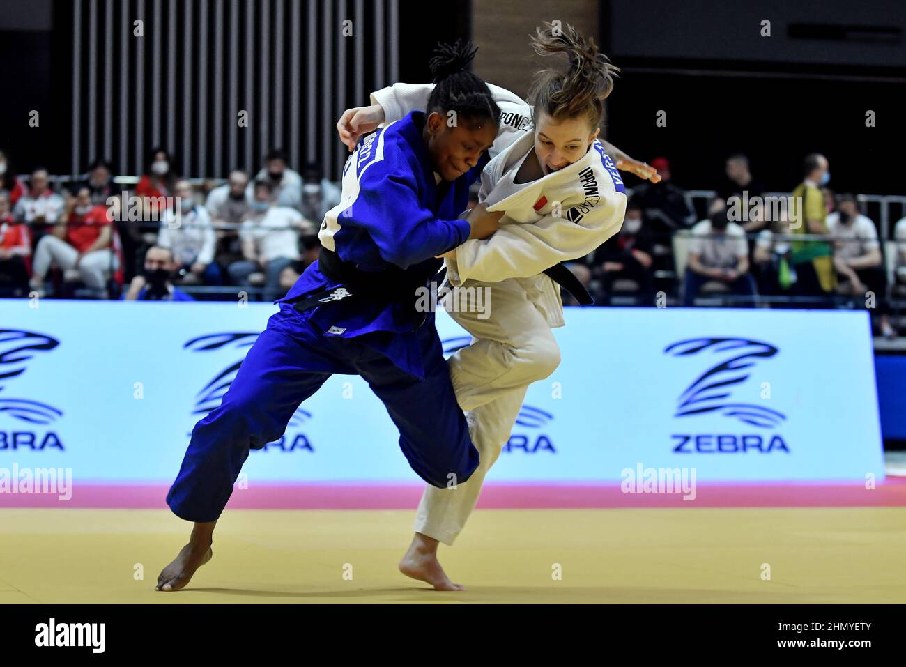 Sarajevo, Bosnien und Herzegowina. 12th. Februar 2022. Die Belgierin Jente Verstraeten (R) tritt am 12. Februar 2022 gegen Sephora Corcher (Frankreich) beim -48 kg schweren Frauenspiel des Sarajevo European Open 2022 Judo Competition in Sarajevo, Bosnien und Herzegowina, an. Quelle: Nedim Grabovica/Xinhua/Alamy Live News Stockfoto