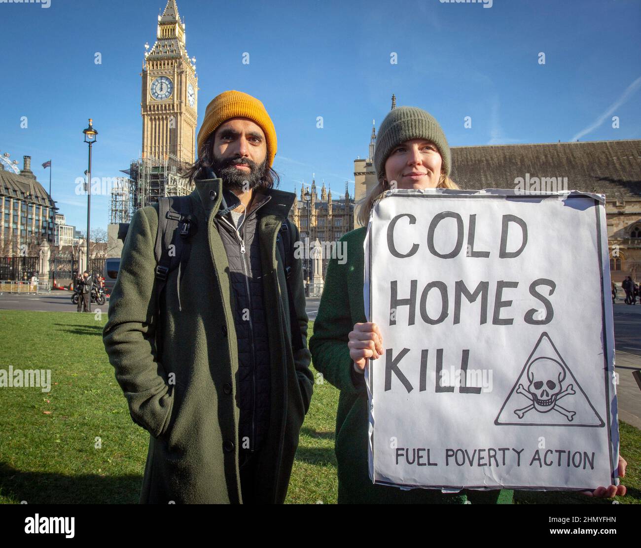 London, Großbritannien, 12. Februar 2022. Junges Paar auf dem Parliament Square aus Protest gegen die steigenden Kraftstoffpreise und Lebenshaltungskosten. Stockfoto