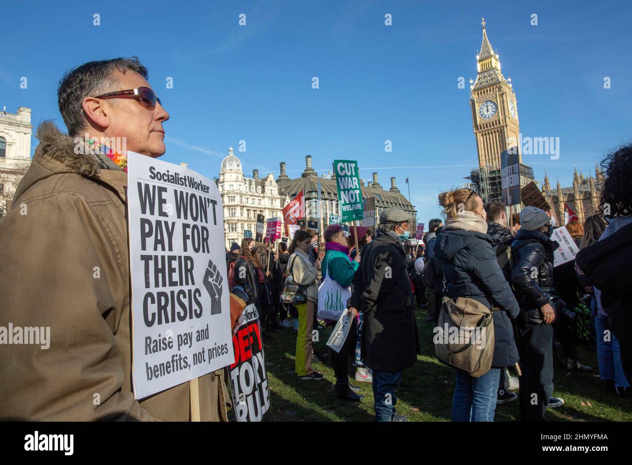 London, Großbritannien, 12. Februar 2022. Aktivisten versammelten sich auf dem Parliament Square, um gegen den Anstieg der Kraftstoffpreise und der Lebenshaltungskosten zu protestieren. Stockfoto