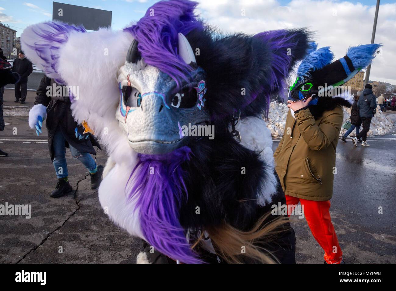 Moskau, Russland. 12th. Februar 2022 Furry Fandom beim Spaziergang entlang der Puschkinskaja-Böschung im Gorki-Park im Zentrum von Moskau, Russland Stockfoto