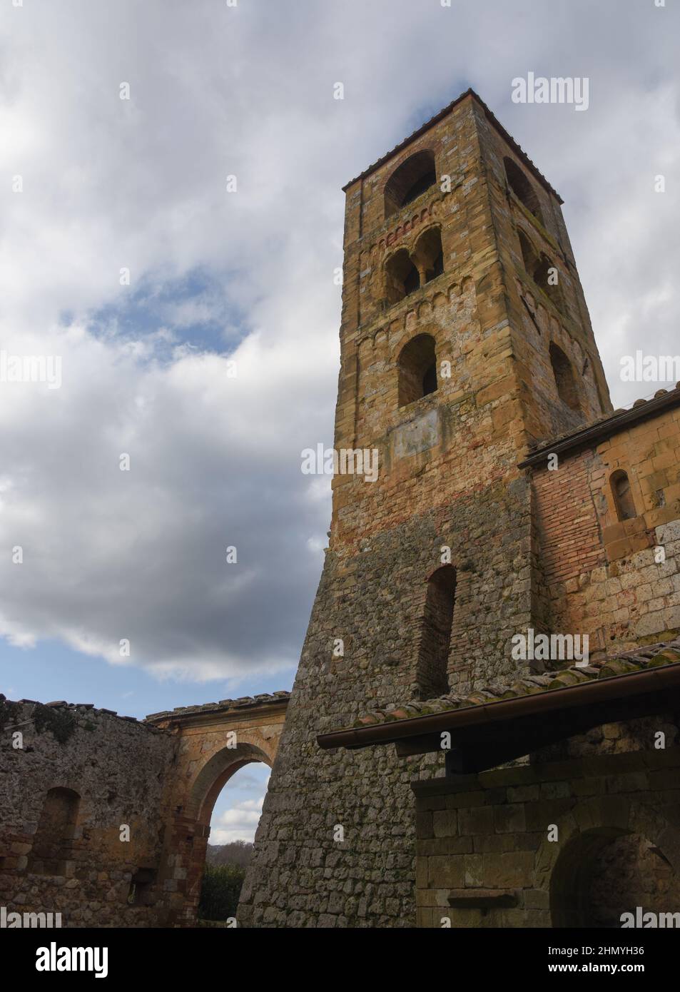 Campanile della Pieve di San Giovanni Battista a Ponte allo Spino (Siena) Stockfoto