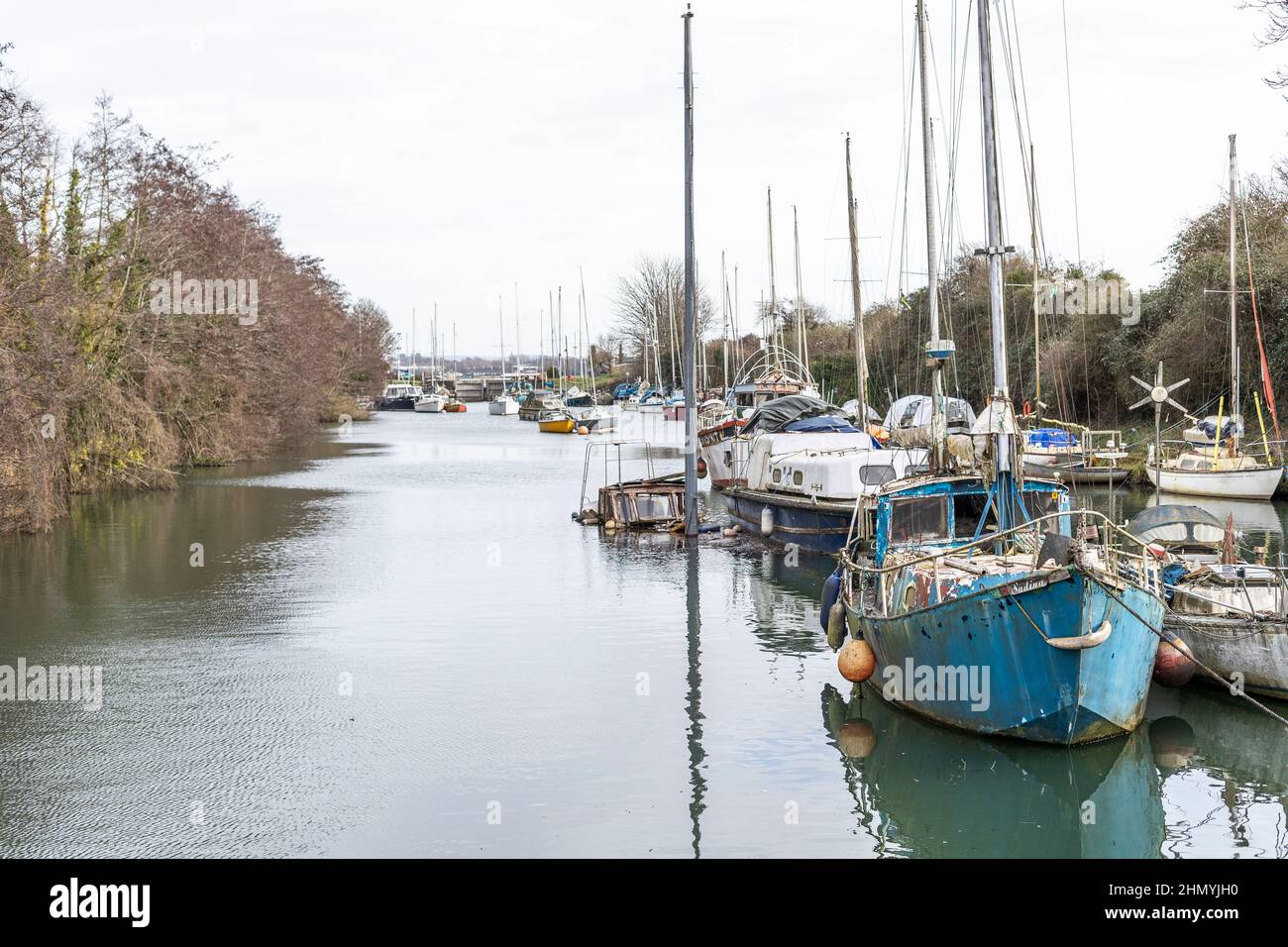 Unten am Heel Marina auf dem Fluss Lyd. Hafen von Lydney. Forest of Dean, Gloucestershire. VEREINIGTES KÖNIGREICH. Stockfoto