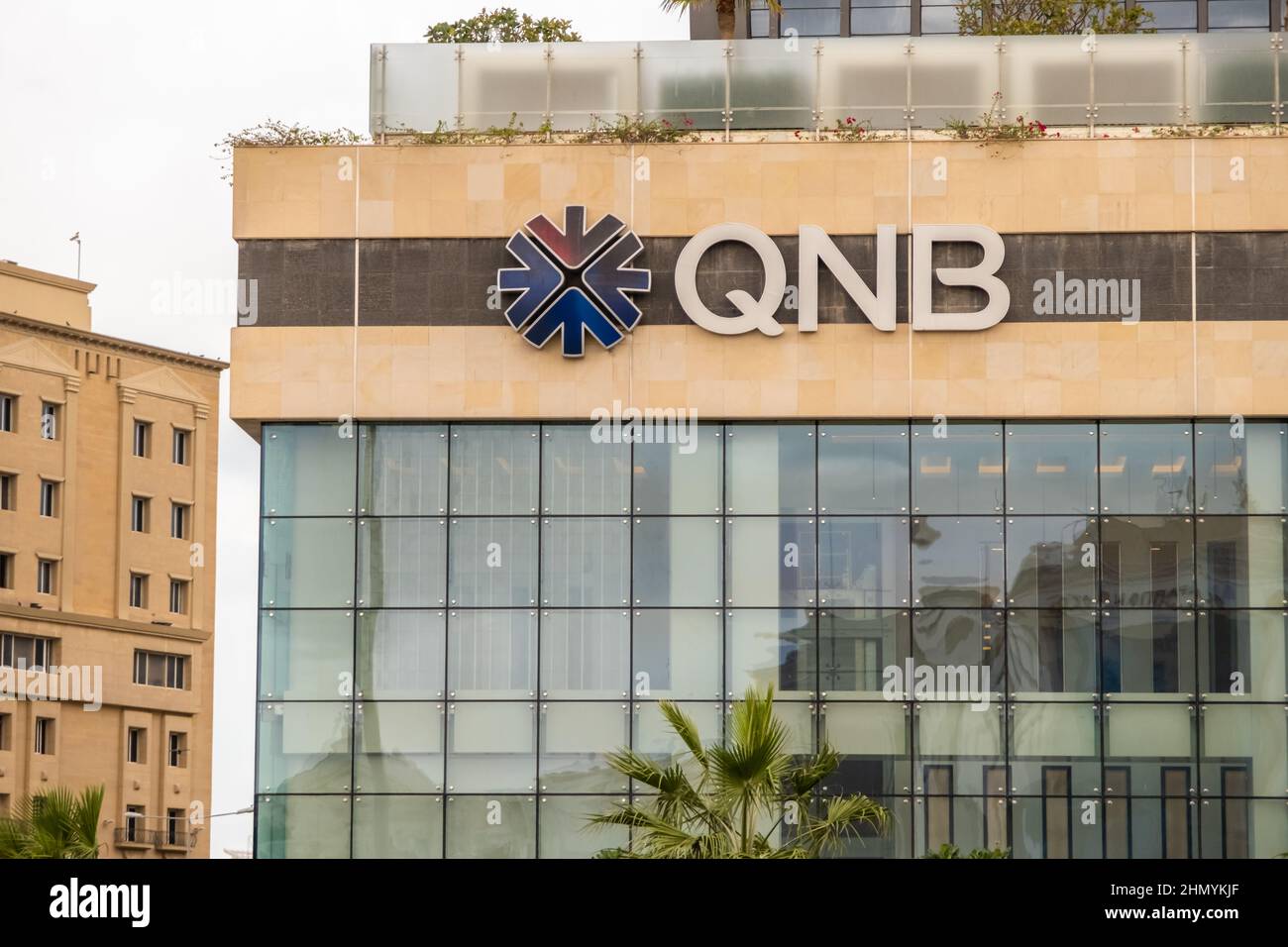 Doha, Katar - Januar 16th 2022: Logo der Qatar National Bank an der Seite eines Gebäudes in Doha, Katar Stockfoto