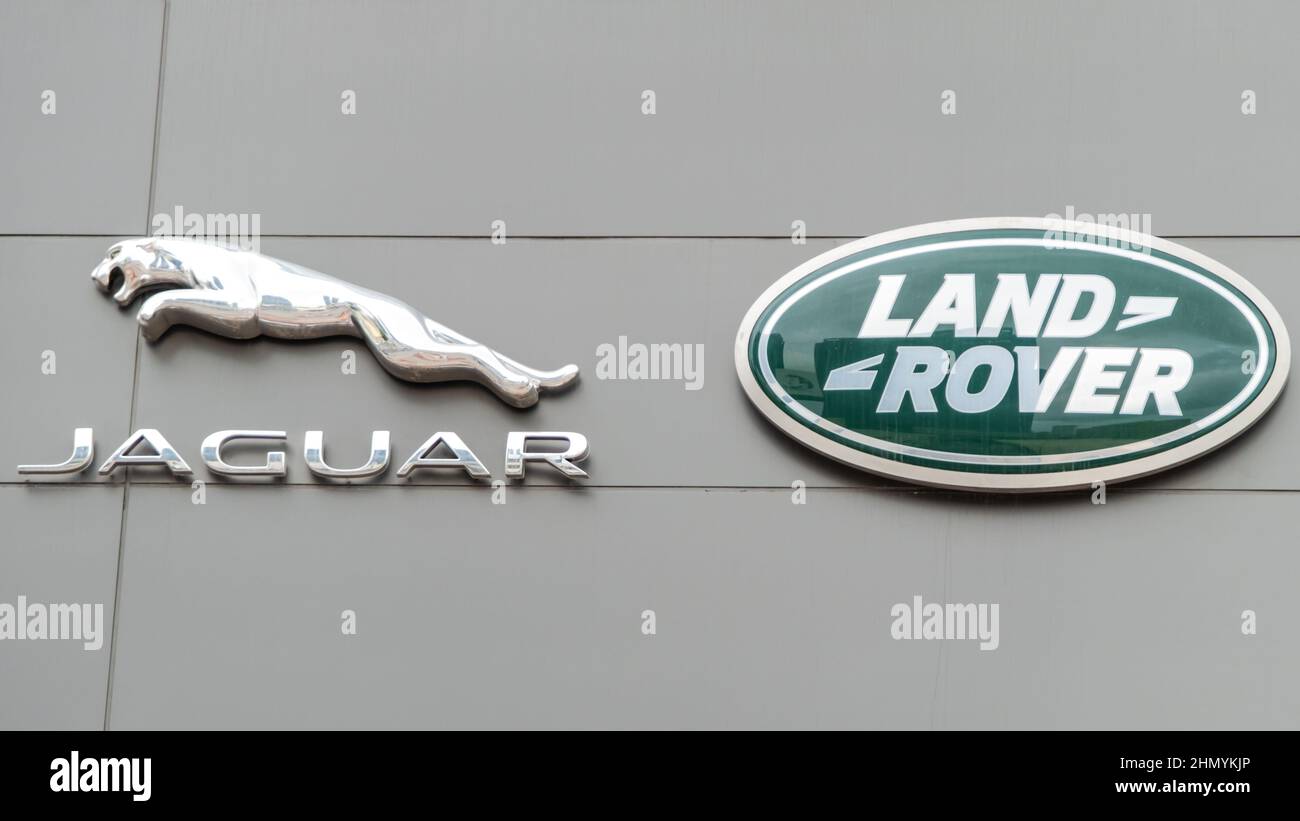 Doha, Katar - Januar 16th 2022: Nahaufnahme des Logos von Jaguar und Land Rover auf einer Ausstellungswand Stockfoto