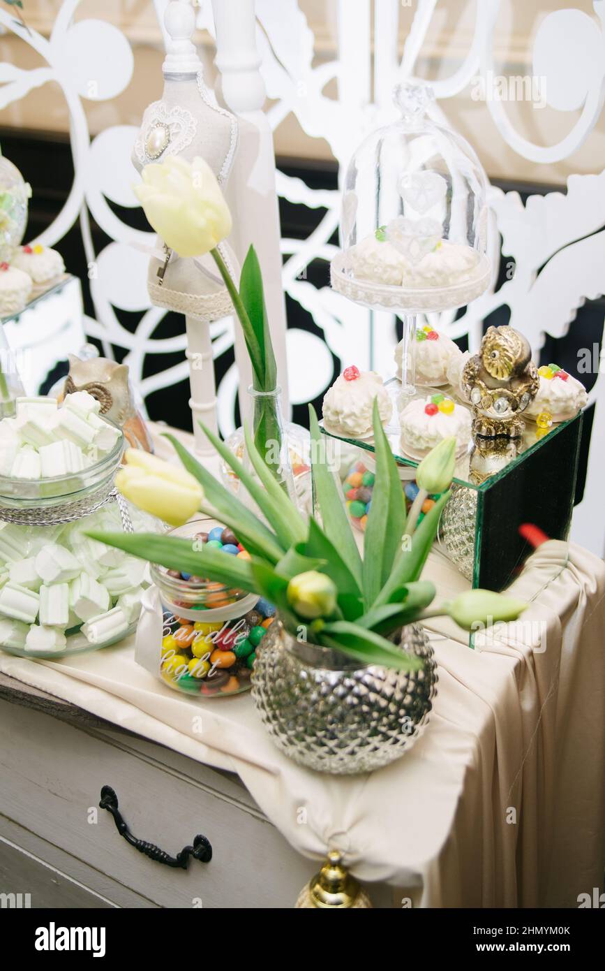 Hochzeitssandbar mit gelben Tulpen Stockfoto
