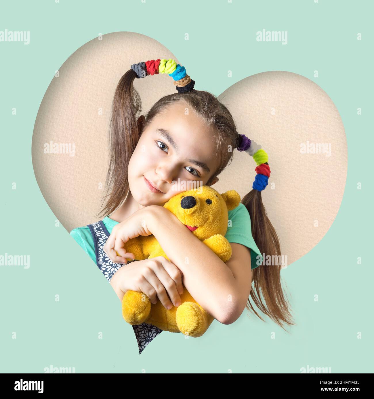 Valentinskarte mit Herzrahmen und 11 Jahre altem Mädchen mit winnie Pooh Spielzeug. Stockfoto