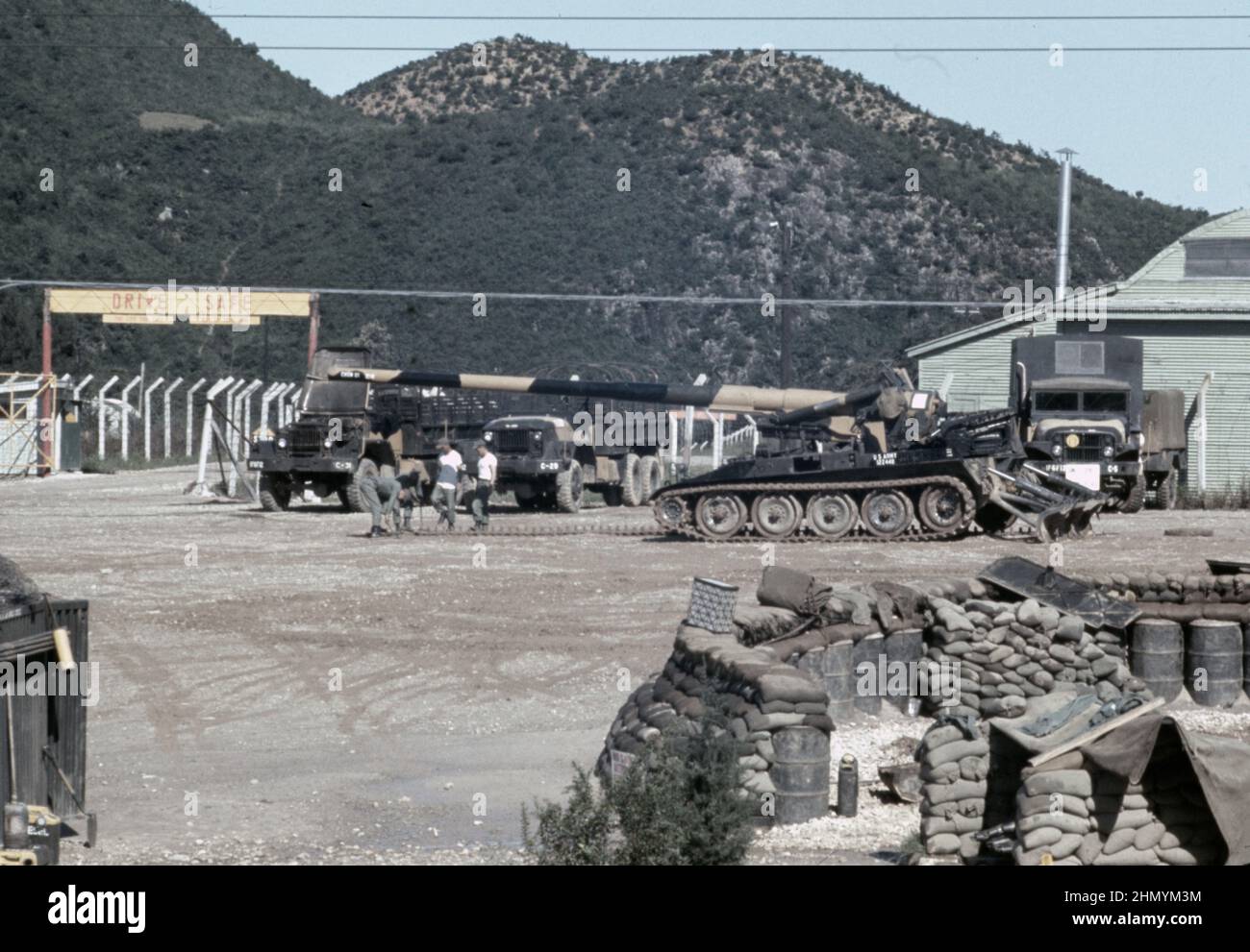 US ARMY / United States Army Selbstfahrschütz (Selbstfahrlafette) M107 175 mm / Self-Propelled Gun M107 6,9 inch - in Süd Korea nach dem Waffenstillstandsabkommen des Korea Krieg / in Sout Korea nach dem Waffenstillstandsabkommen des Koreakrieges Stockfoto