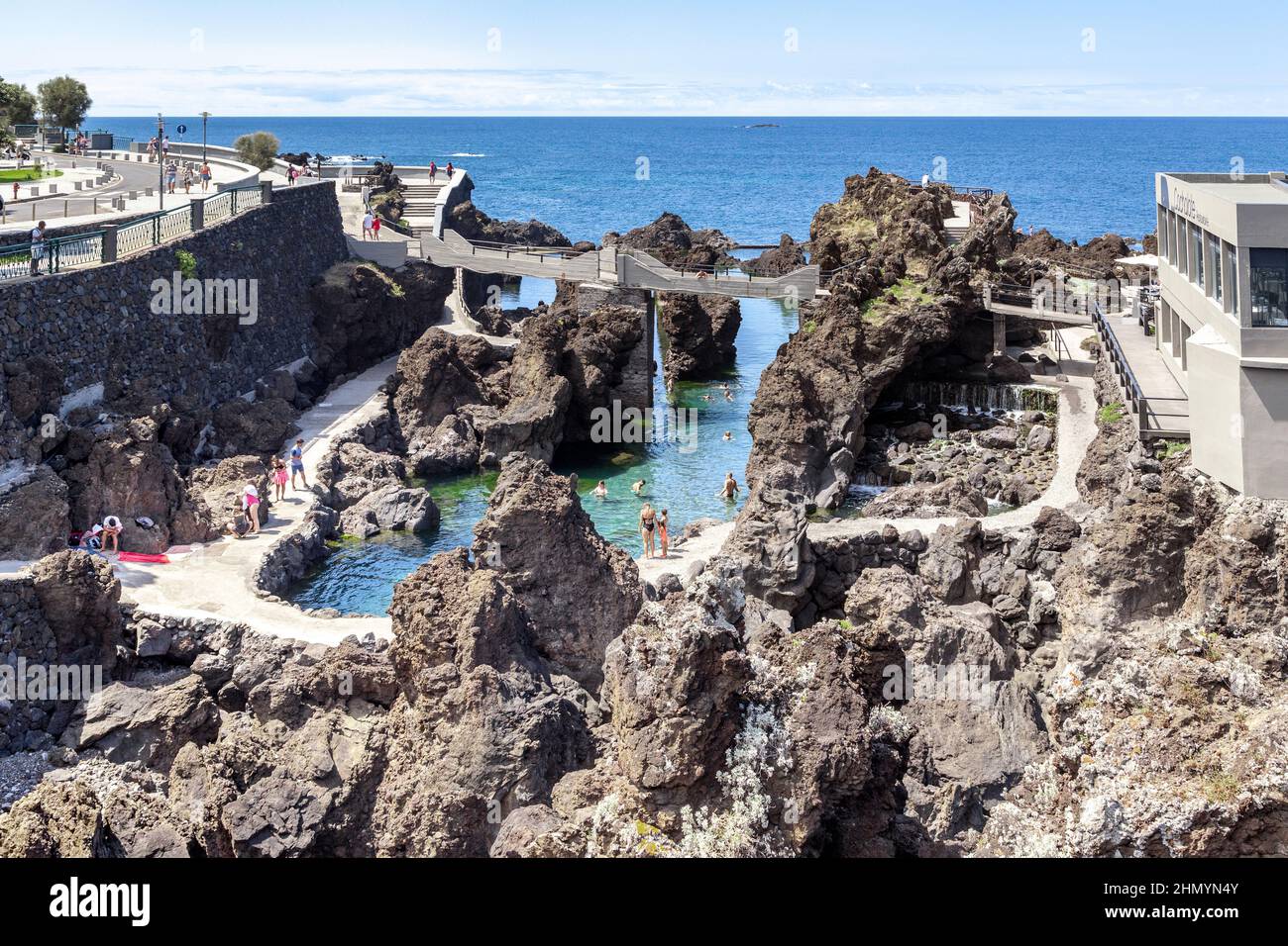 PORTO MONIZ, PORTUGAL - 23. AUGUST 2021: Dies sind gemeinsame ausgestattete natürliche Lavabecken. Stockfoto