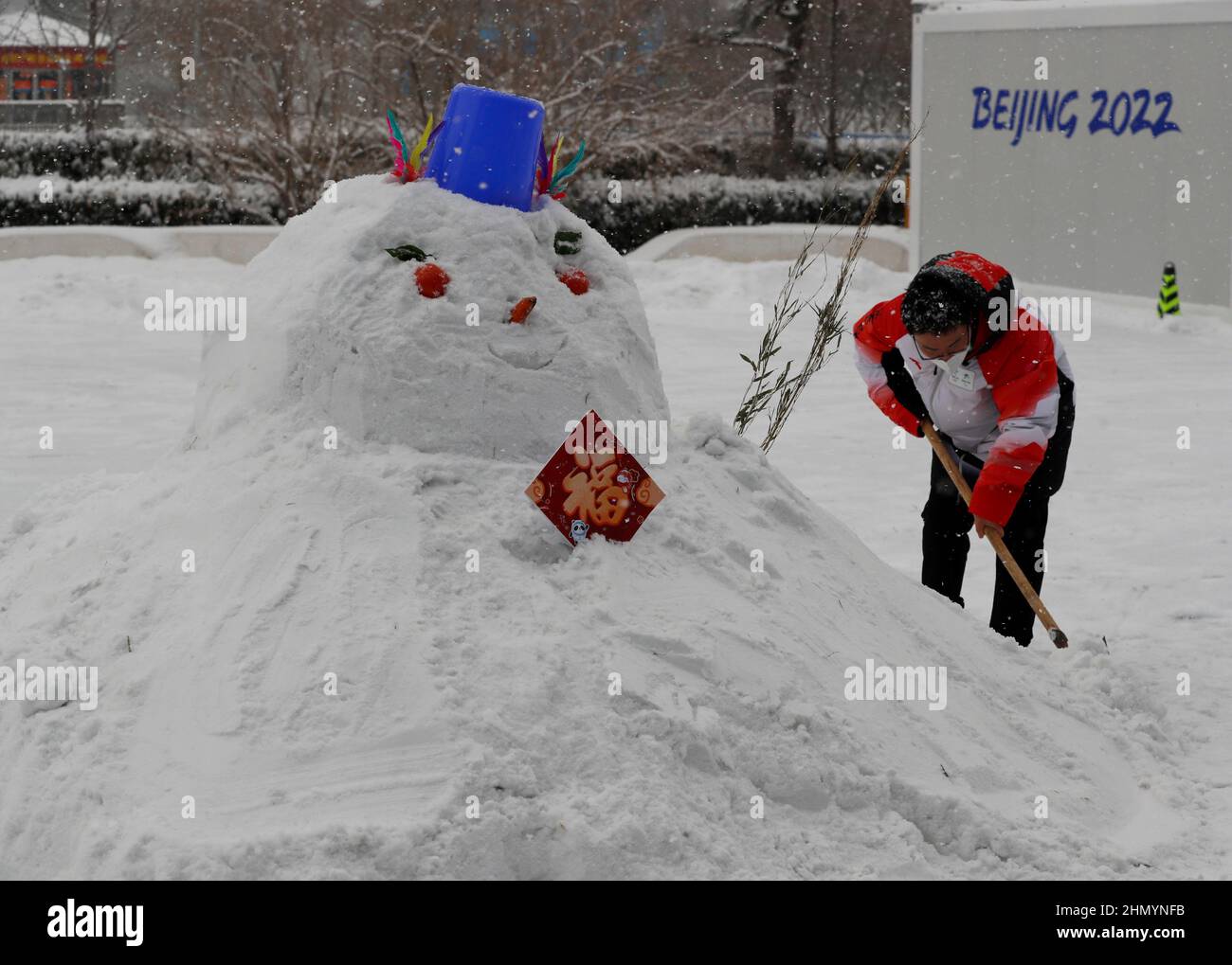 Peking, Hebei, China. 13th. Februar 2022. Bei den Olympischen Winterspielen 2022 in Peking wurde ein Schneemann aus dem Schneefall außerhalb des Pekinger Nationalen Wassersportzentrums gebaut. (Bild: © David G. McIntyre/ZUMA Press Wire) Bild: ZUMA Press, Inc./Alamy Live News Stockfoto