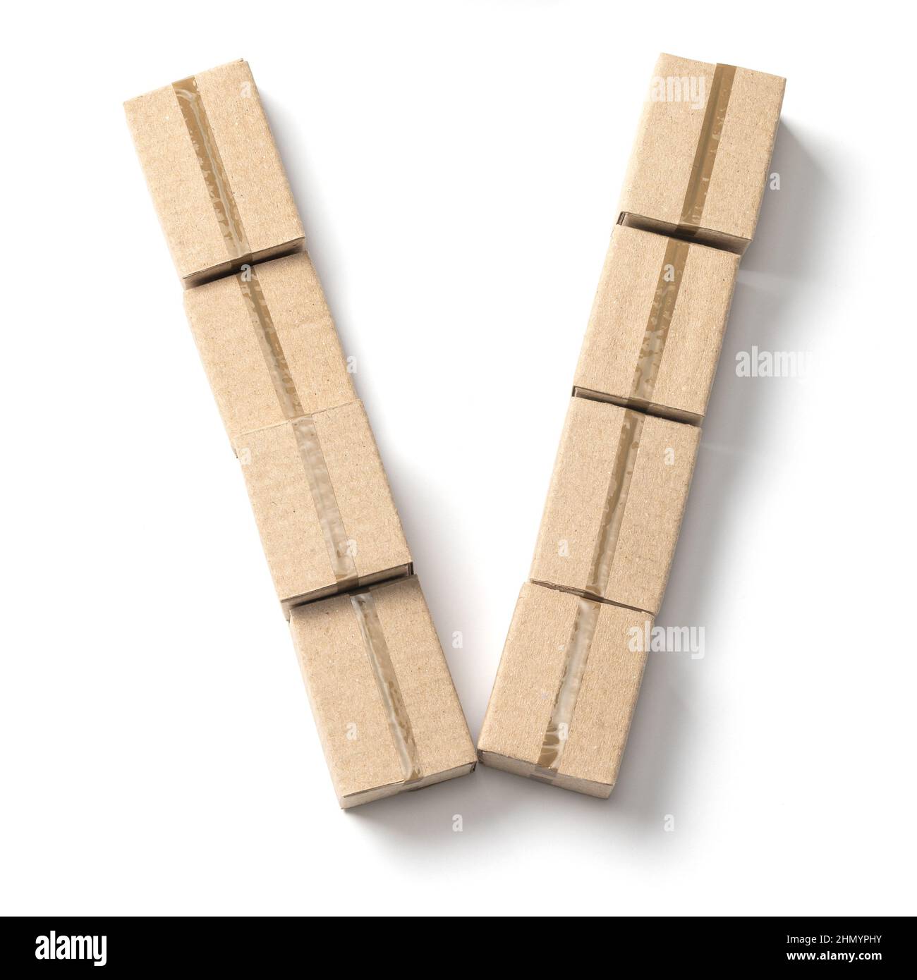 Buchstabe V. Alphabet aus Pappkartons zur Lieferung isoliert auf weißem Hintergrund. Stockfoto