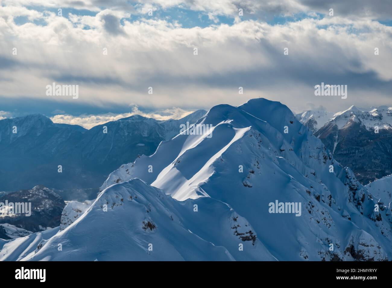 Auf dem Berg Zoncolan, Karnischen alpen nach einem großen Schneefall. Provinz Udine, Region Friaul-Julisch Venetien, Italien Stockfoto
