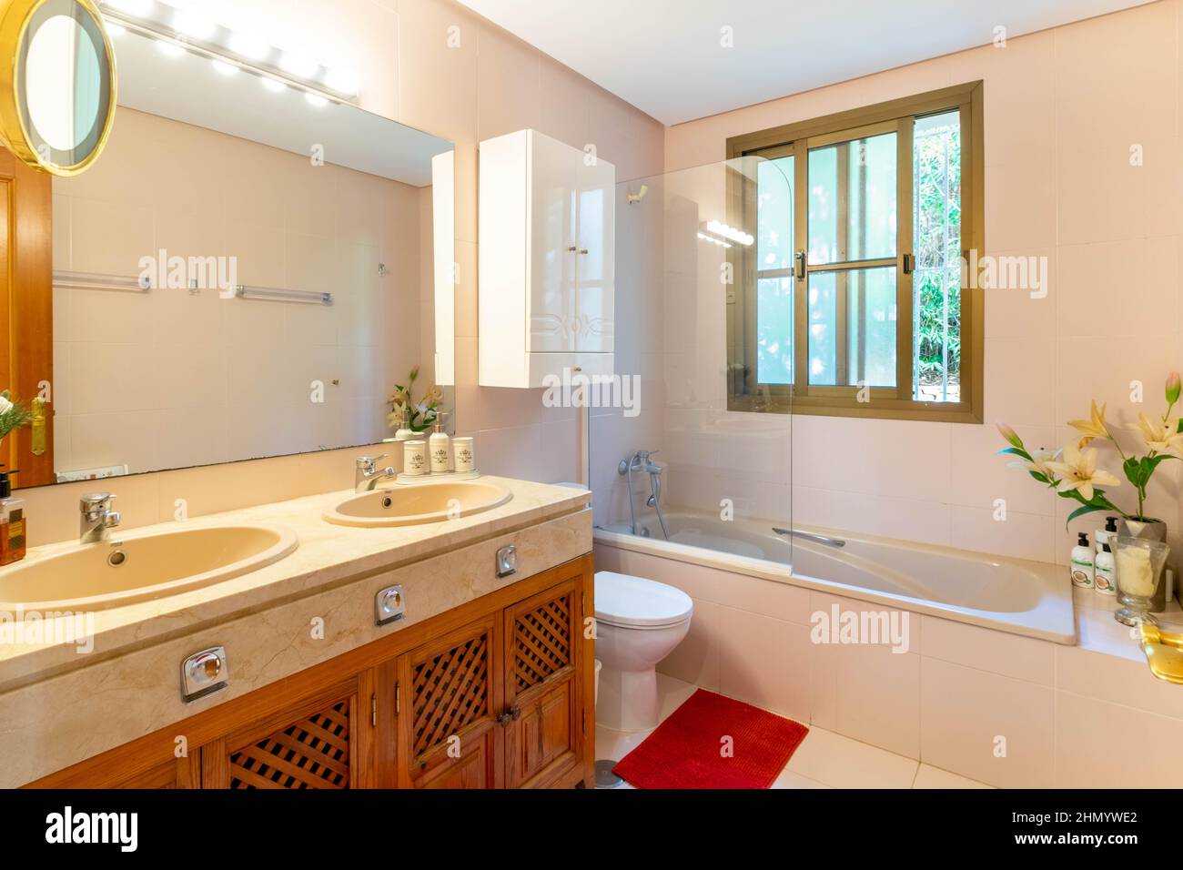 Ein Blick in ein Badezimmer mit Badewanne und Doppelwaschbecken aus Marmor in einer Villa in Marbella Stockfoto