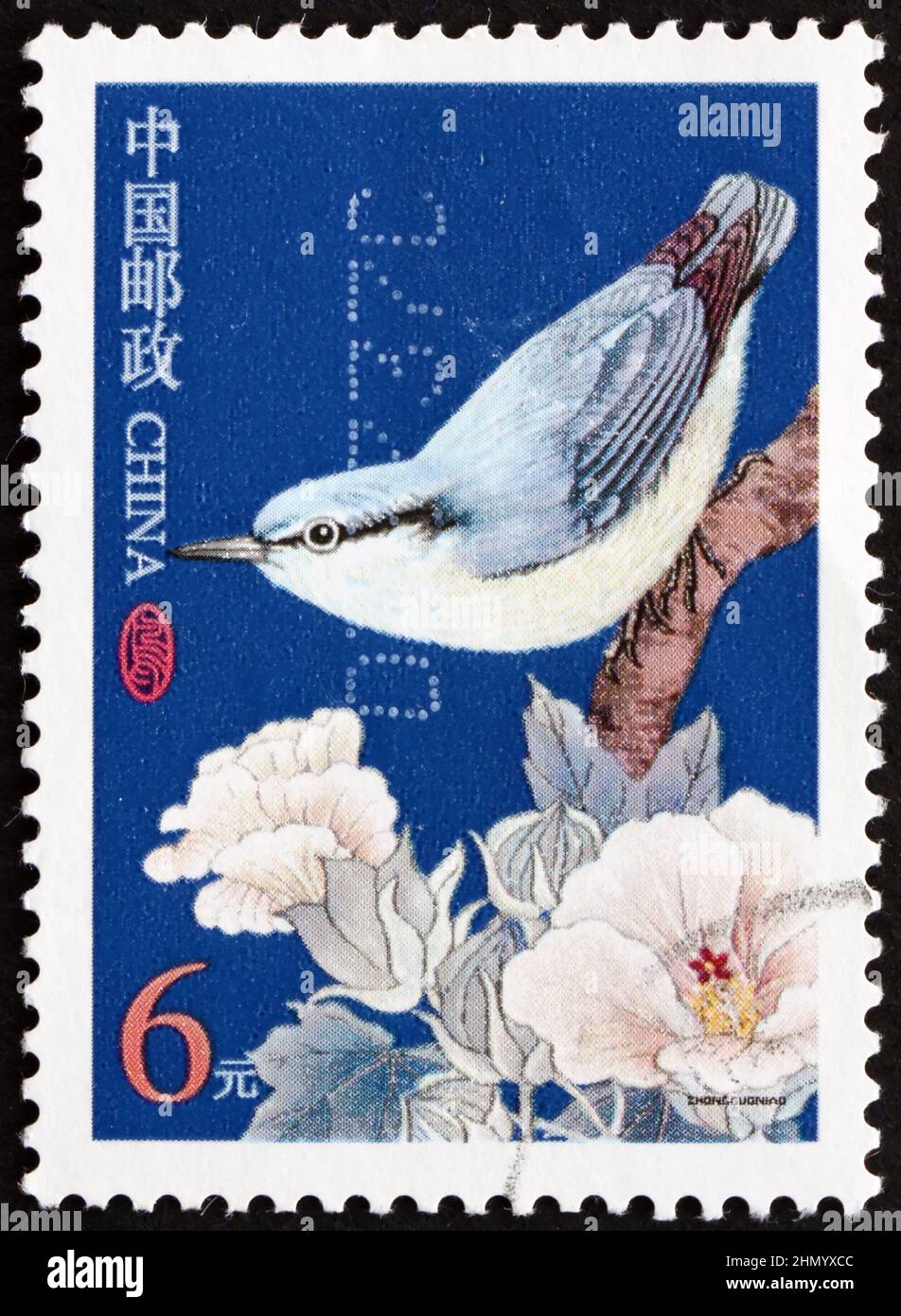 CHINA, VOLKSREPUBLIK - UM 2004: Eine in China gedruckte Marke zeigt den Yunnan-Nuthatch, sitta yunnanensis, eine im Süden endemische Art von Nuthatch Stockfoto
