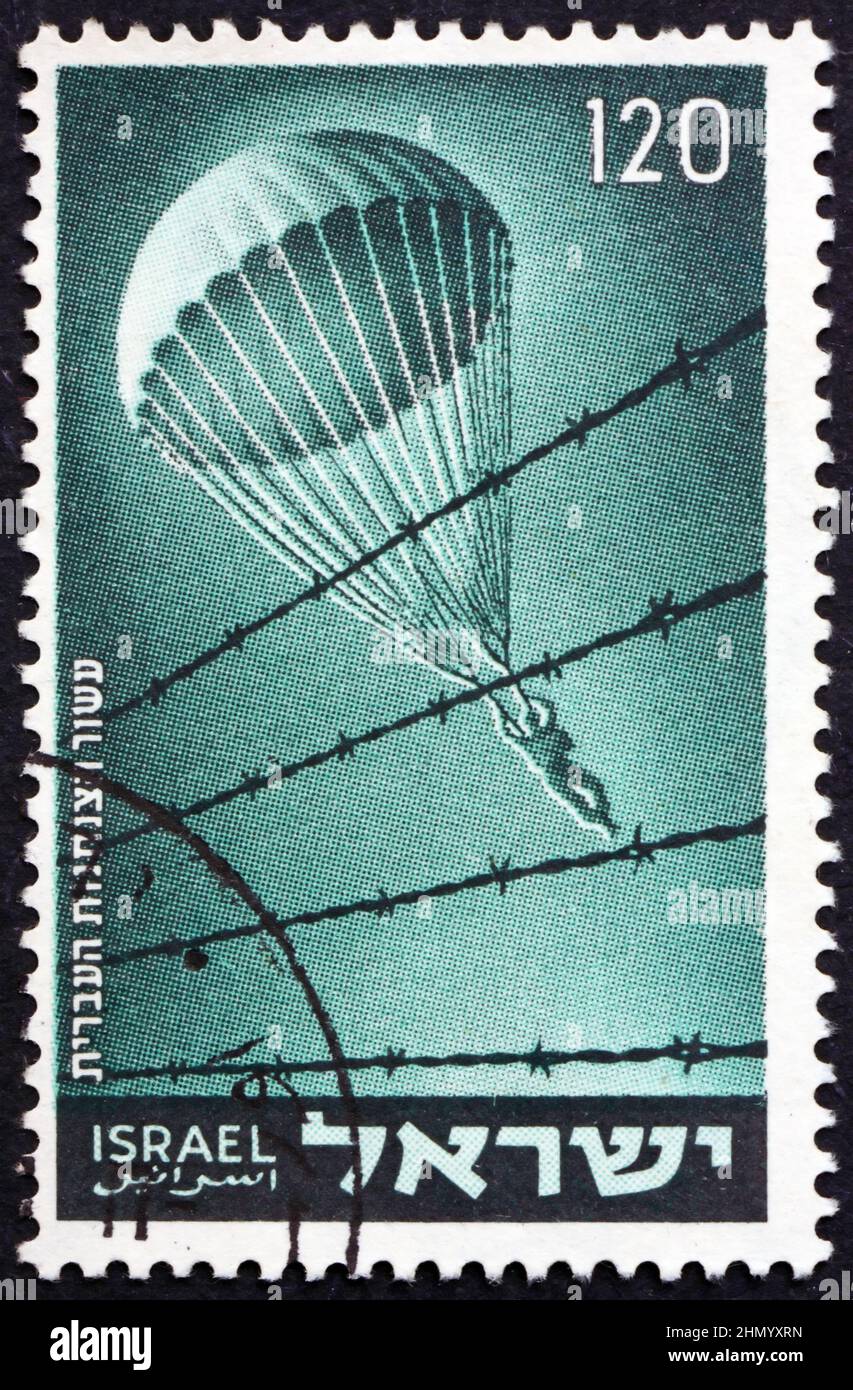 ISRAEL - UM 1955: Eine in Israel gedruckte Marke zeigt Fallschirmspringer und Stacheldraht, die jüdischen Freiwilligen aus Palästina gewidmet sind, die in Großbritannien dienten Stockfoto
