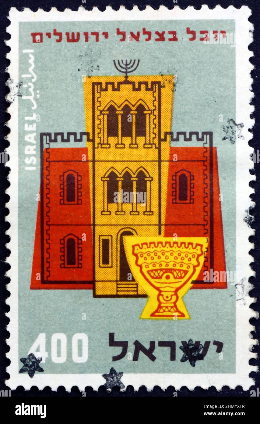 ISRAEL - UM 1957: Eine in Israel gedruckte Briefmarke zeigt das Bezalel National Museum und die antike Lampe, Jerusalem, 50th. Jahrestag, um 1957 Stockfoto