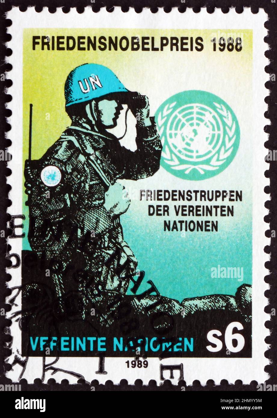 VEREINTE NATIONEN - UM 1989: Eine in den Vereinten Nationen gedruckte Briefmarke, Büros in Wien, die der UN-Friedenstruppe gewidmet ist, 1988 Friedensnobelpreis Winn Stockfoto