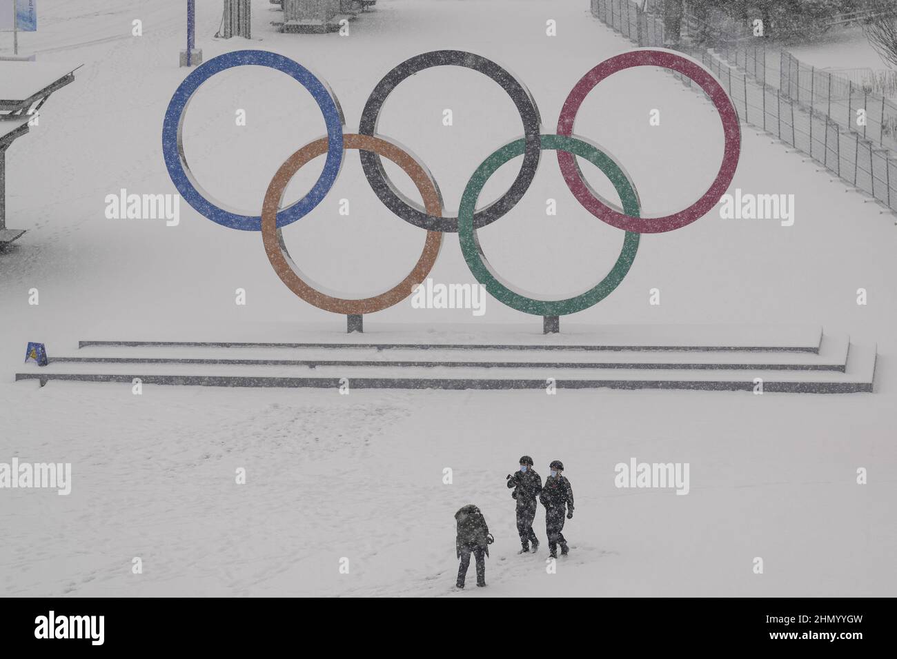 Schnee bedeckt den Boden vor den Olympischen Ringen vor dem Nationalstadion während eines Schneesturms bei den Olympischen Winterspielen 2022 in Peking am Sonntag, den 13. Februar 2022. Foto von Paul Hanna/UPI Stockfoto