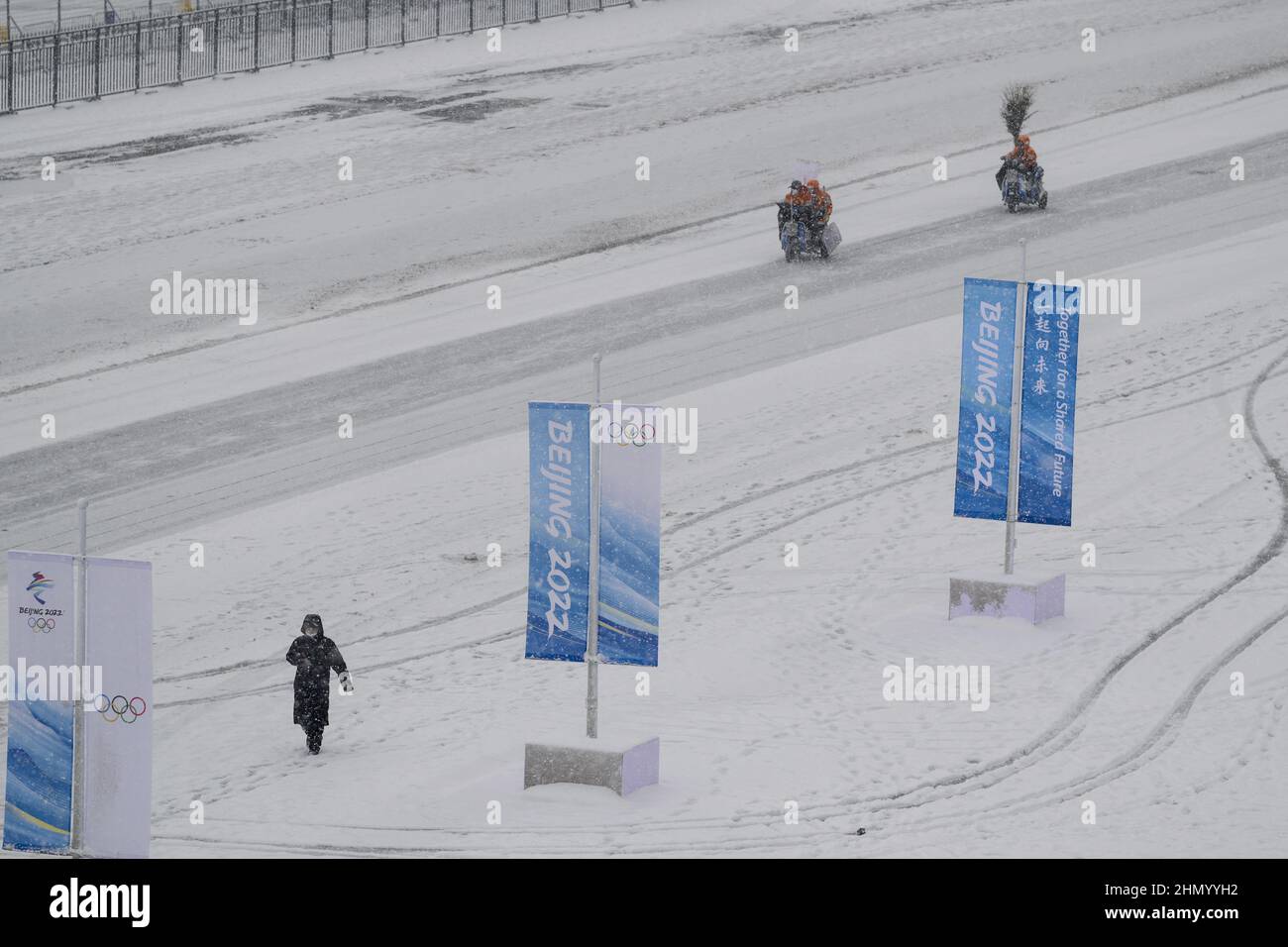 Schnee bedeckt den Boden vor dem Nationalstadion während eines Schneesturms bei den Olympischen Winterspielen 2022 in Peking am Sonntag, den 13. Februar 2022. Foto von Paul Hanna/UPI Stockfoto
