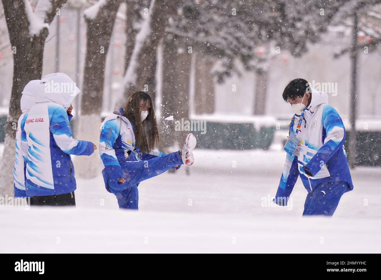 Olympische Freiwillige spielen bei den Olympischen Winterspielen 2022 in Peking am Sonntag, den 13. Februar 2022, im Schnee während eines starken Schneefalls. Foto von Richard Ellis/UPI Stockfoto