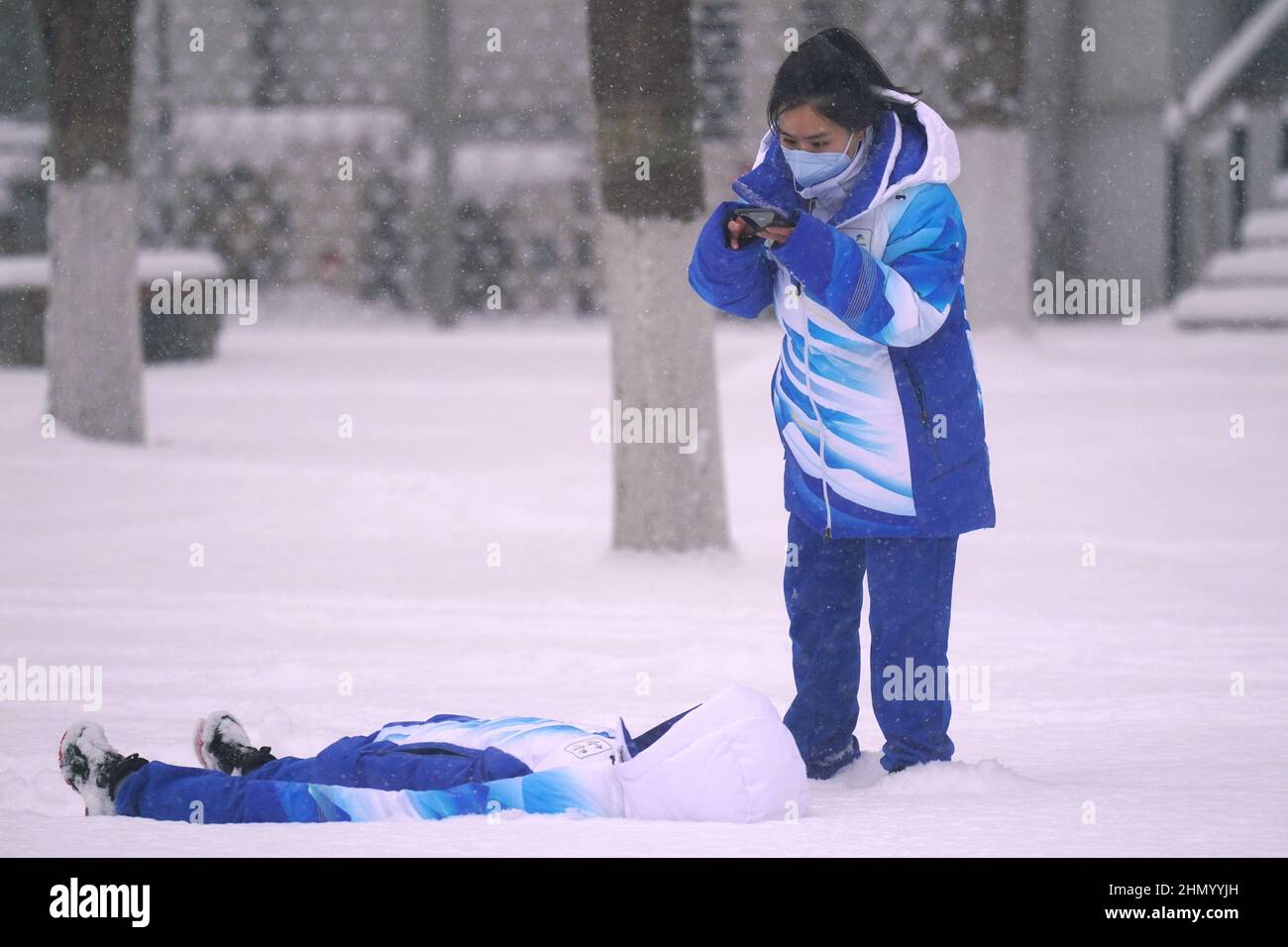 Olympische Freiwillige machen Fotos, die während eines starken Schneefalls bei den Olympischen Winterspielen in Peking 2022 am Sonntag, den 13. Februar 2022, im Schnee spielen. Foto von Richard Ellis/UPI Stockfoto