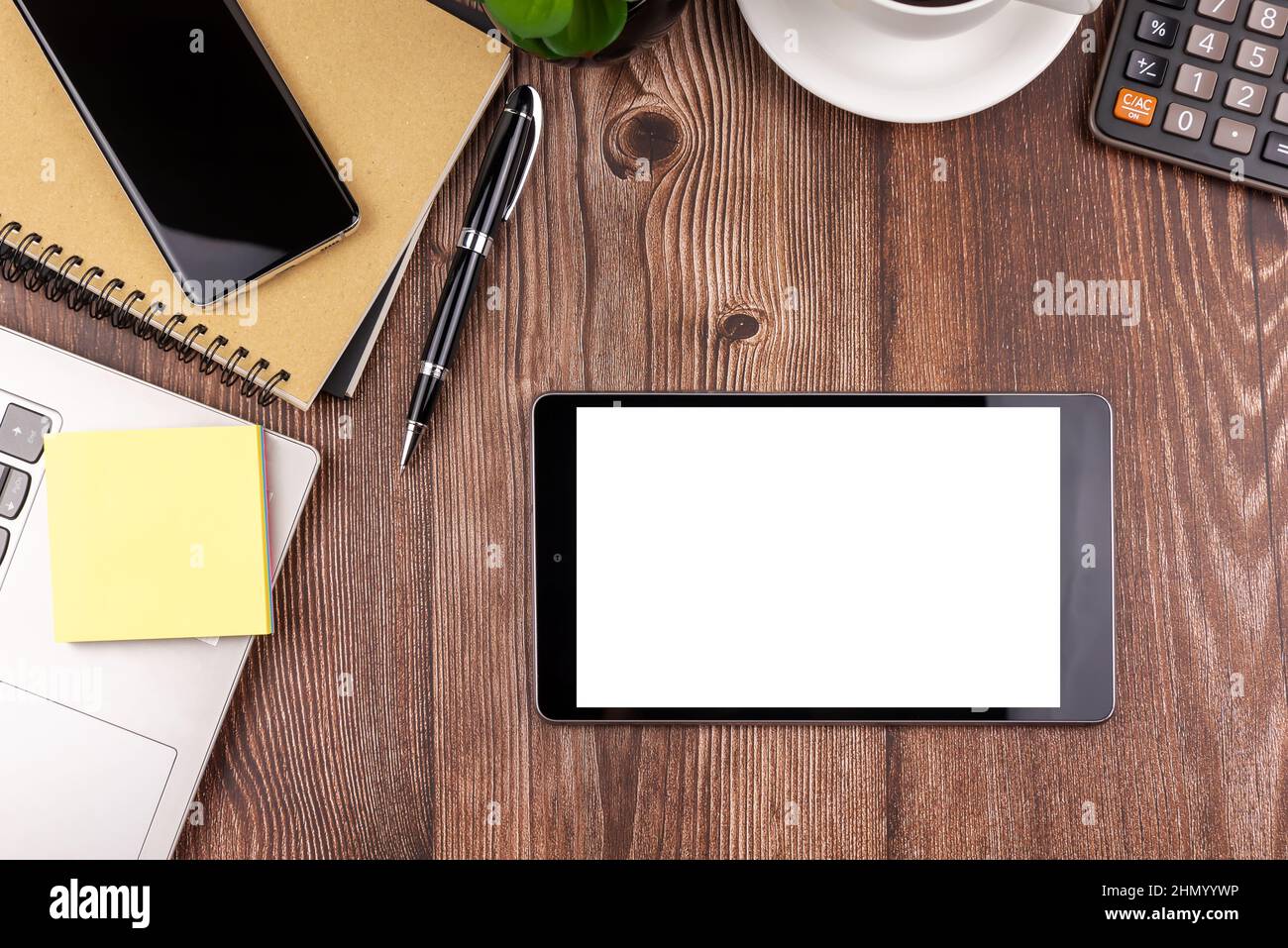 Digitales Tablet mit leerem Bildschirm auf dem Schreibtisch Stockfoto