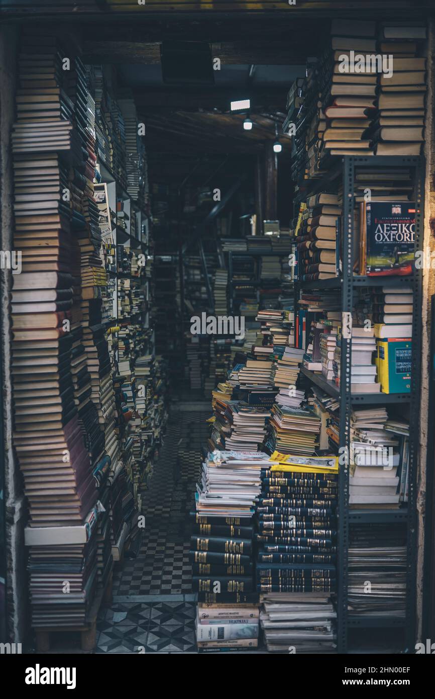 Buchhandlung voller Bücher in Athen, Griechenland Stockfoto