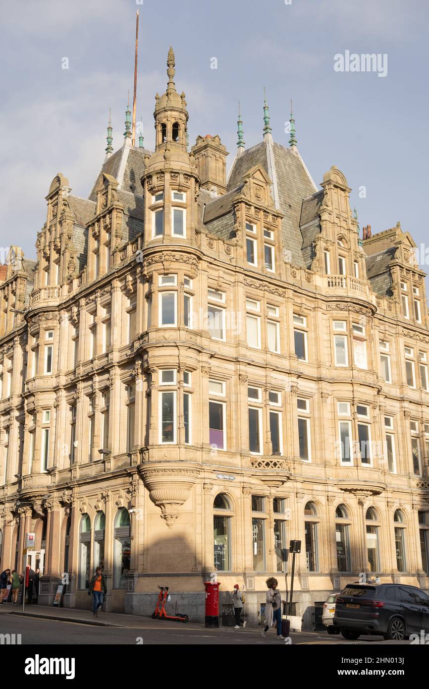 Atemberaubende Architektur - Newcastle upon Tyne, Großbritannien. The Slug and Salatpub, in der Nähe des Hauptbahnhofs, ehemals Yates' Bar, davor ein Kaufhaus. Stockfoto