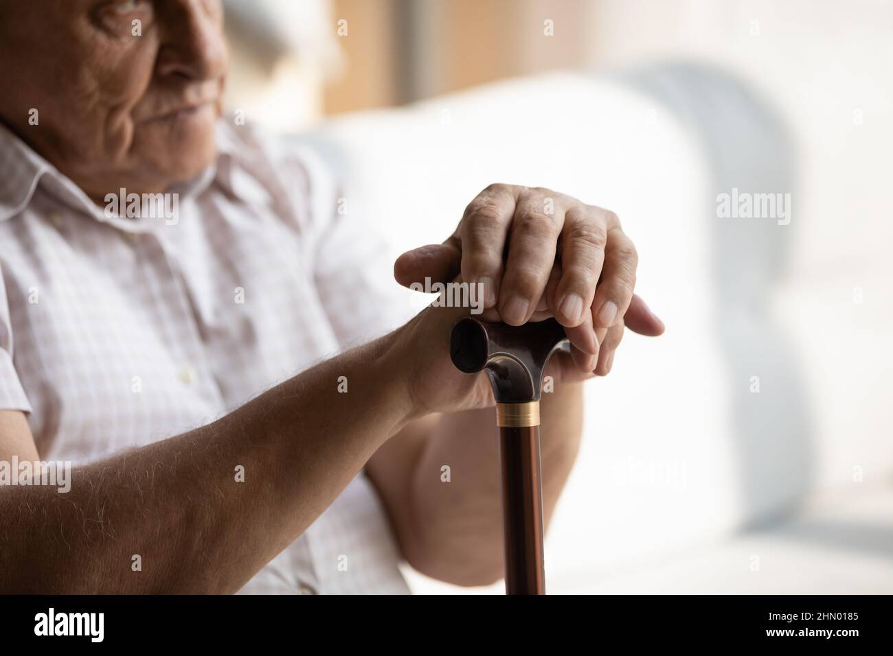 Ältere Mann Hände auf Gehstock gelehnt, halten Knopf, Griff Stockfoto