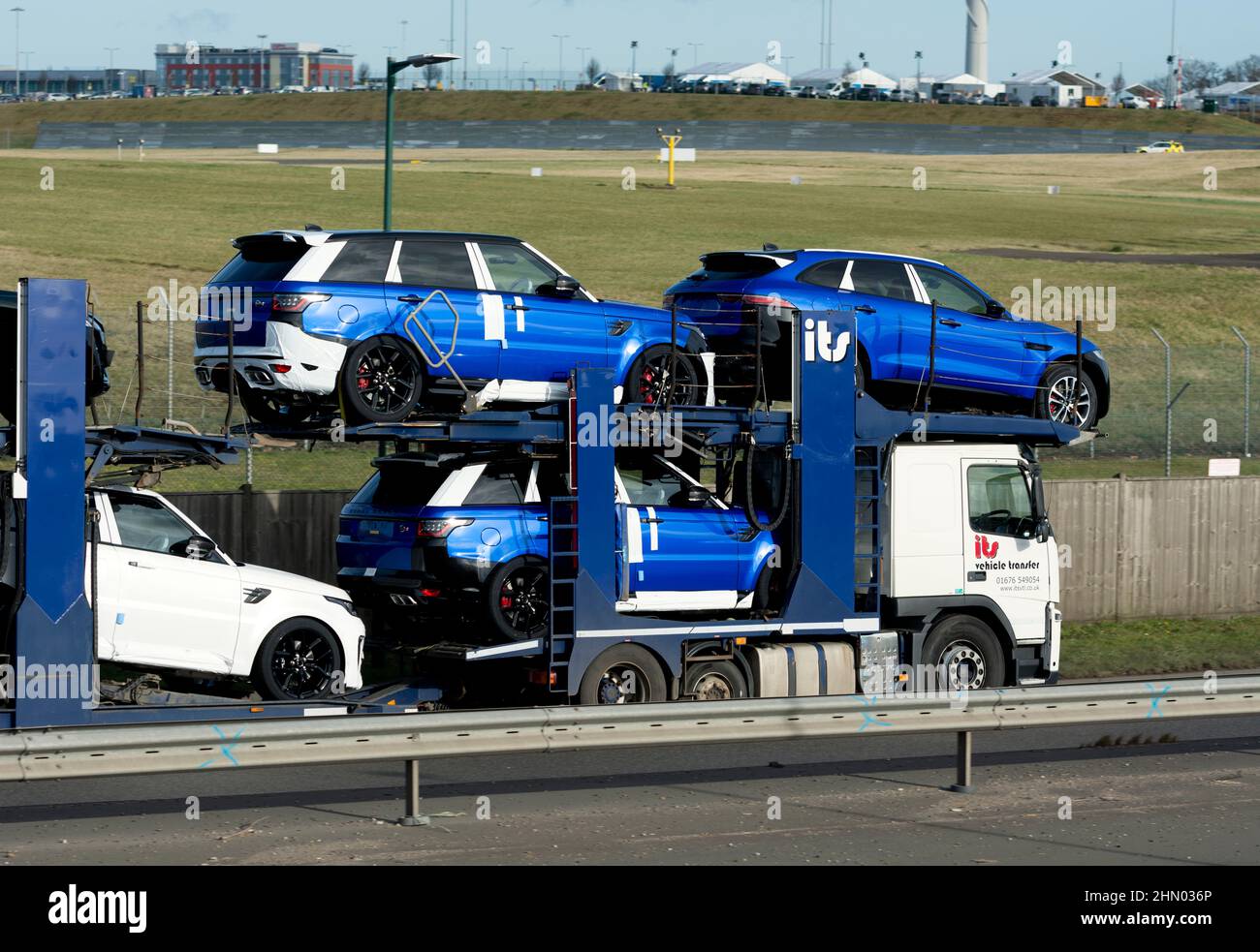 Sein Fahrzeug Transfer Transporter LKW mit neuen Land Rover Autos, Birmingham, Großbritannien Stockfoto