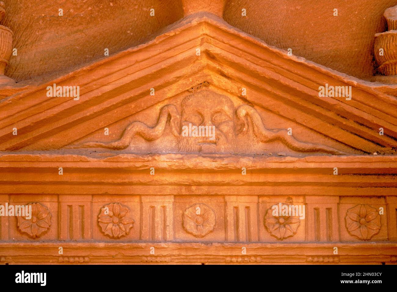 Saudi-Arabien, Region Al Madinah, Alula oder Al Ula, Nabateische Grabstätte in Hegra (Madain Saleh), Grab von Jabal AlBanat Stockfoto