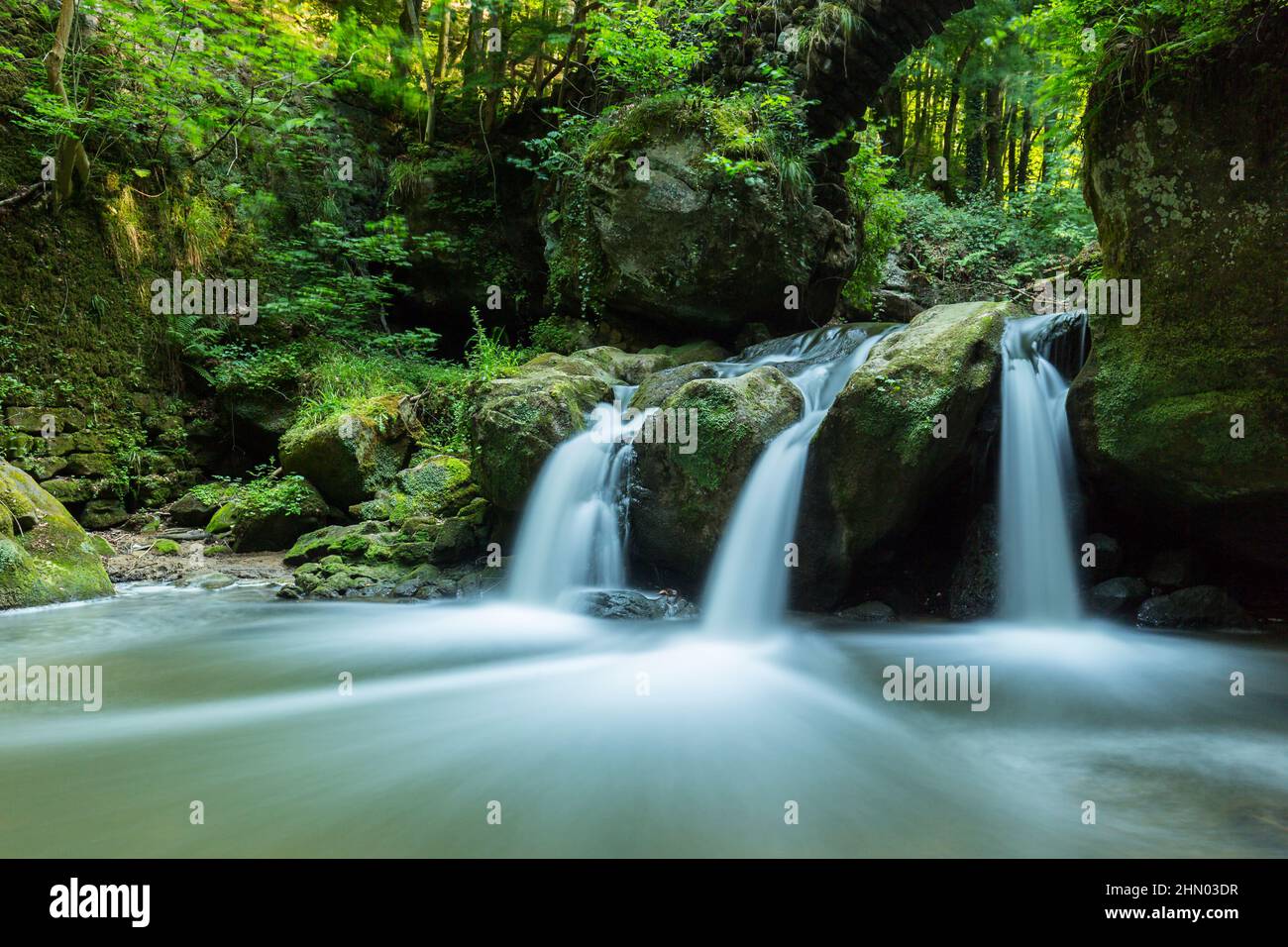 Wasserfall mit Teich Stockfoto