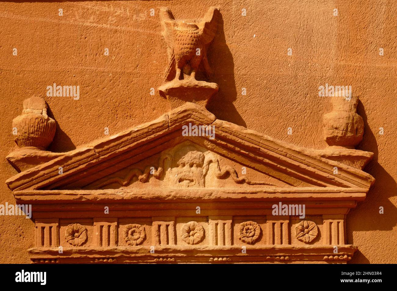 Saudi-Arabien, Region Al Madinah, Alula oder Al Ula, Nabateische Grabstätte in Hegra (Madain Saleh), Grab von Jabal AlBanat Stockfoto