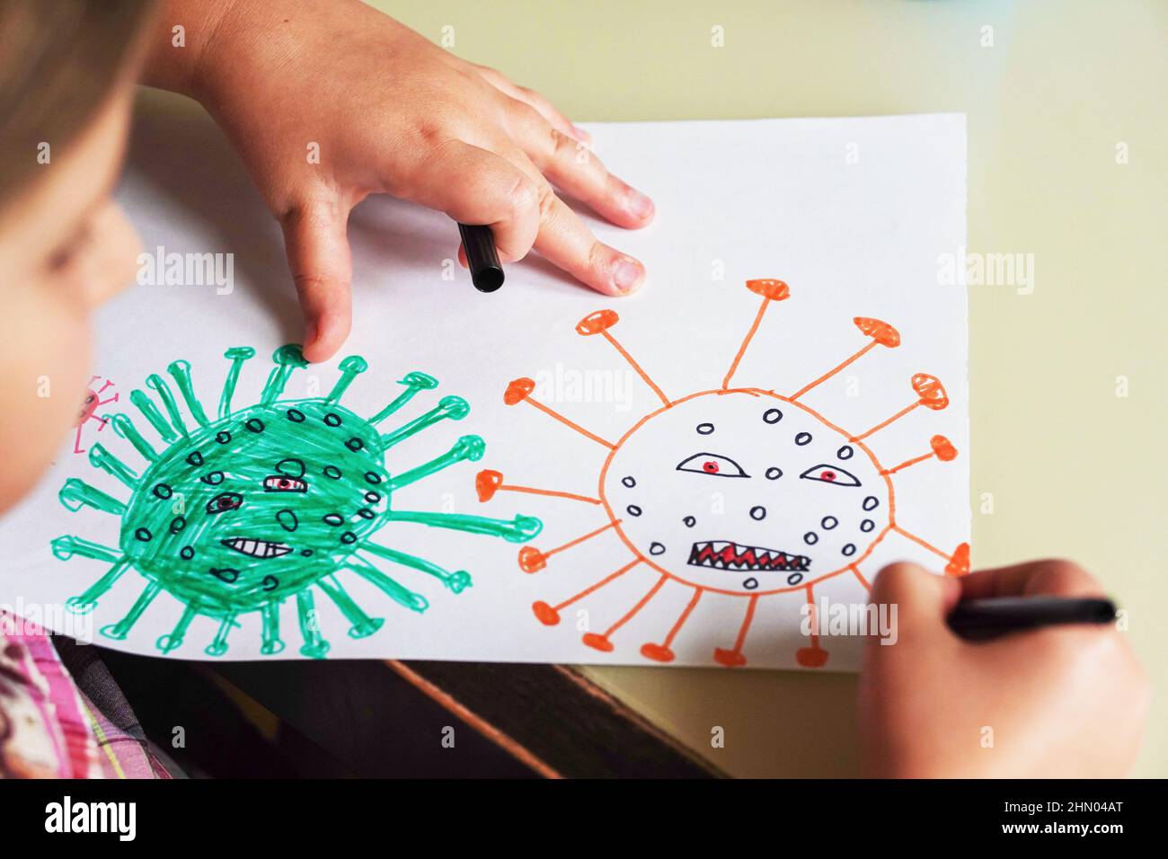 Nettes kleines Mädchen hält ihre Zeichnung Molekül Corona Virus Omicron von Filzspitzen Stifte. World Health Coronavirus-Ausbruch Infektionskrankheit und globale dea Stockfoto