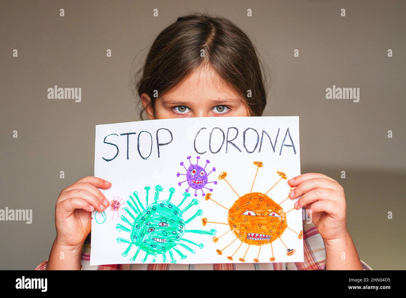 Nettes kleines Mädchen hält ihre Zeichnung Molekül Corona Virus Omicron von Filzspitzen Stifte. World Health Coronavirus-Ausbruch Infektionskrankheit und globale dea Stockfoto