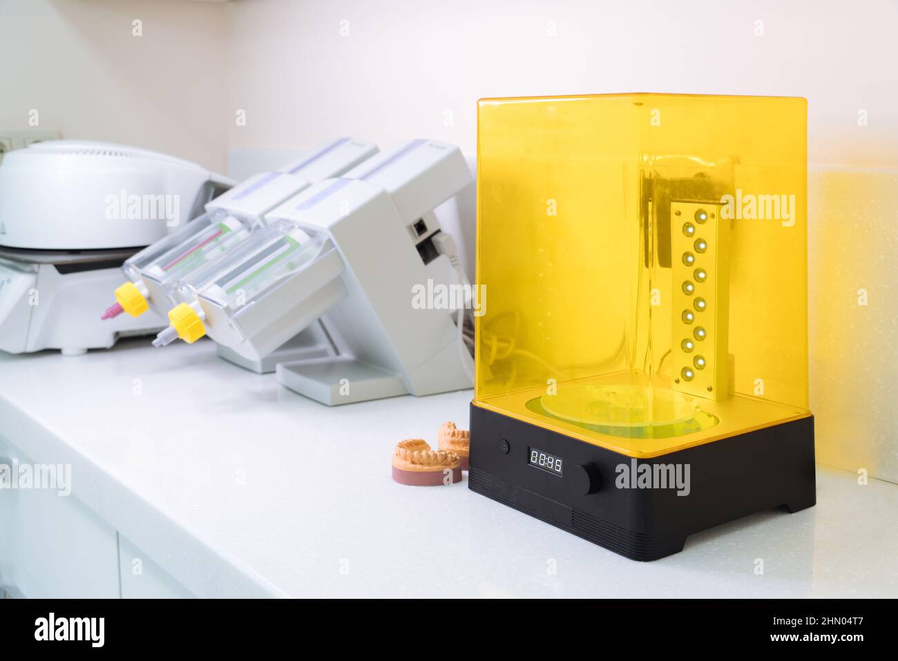 Gerät zum Waschen eines Dental 3D Prints in einer Reinigungslösung und Aushärten der Form mit UV-Licht. Stockfoto