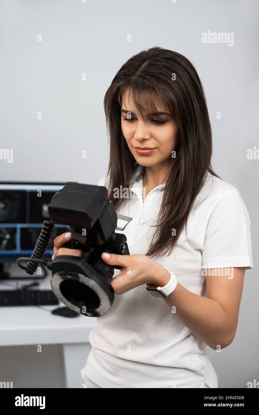 Zahnarzt mit Fotokamera in der Zahnarztpraxis Stockfoto