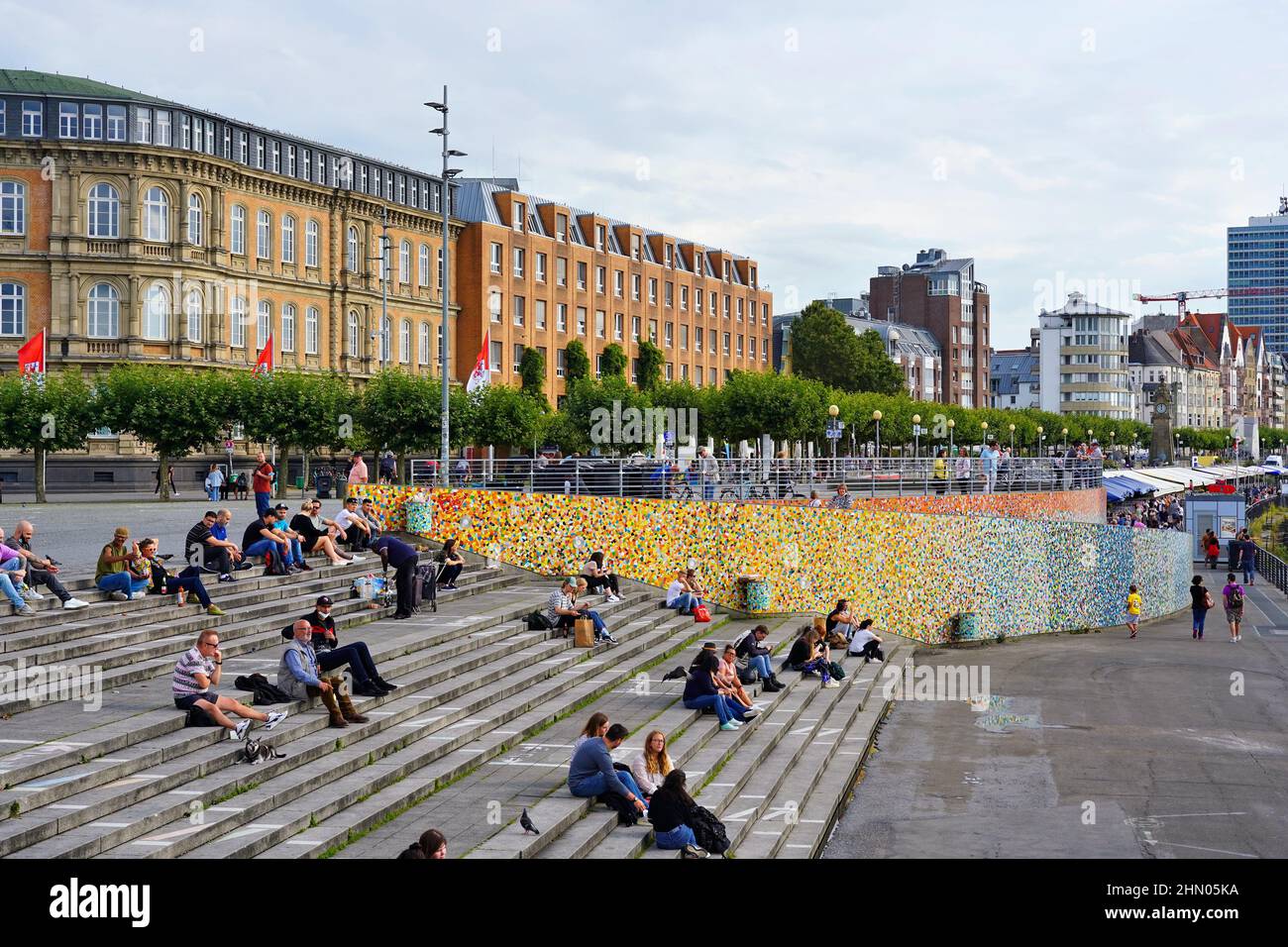 Die Rheintreppe (Rheinterrassentreppe) mit Blick auf den Rhein in Düsseldorf, Deutschland. Es ist ein beliebter Ort sowohl für Einheimische als auch Touristen. Stockfoto