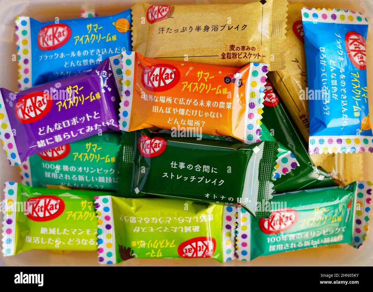 Auswahl an farbenfrohen japanischen „KitKat“-Pralinen. Stockfoto