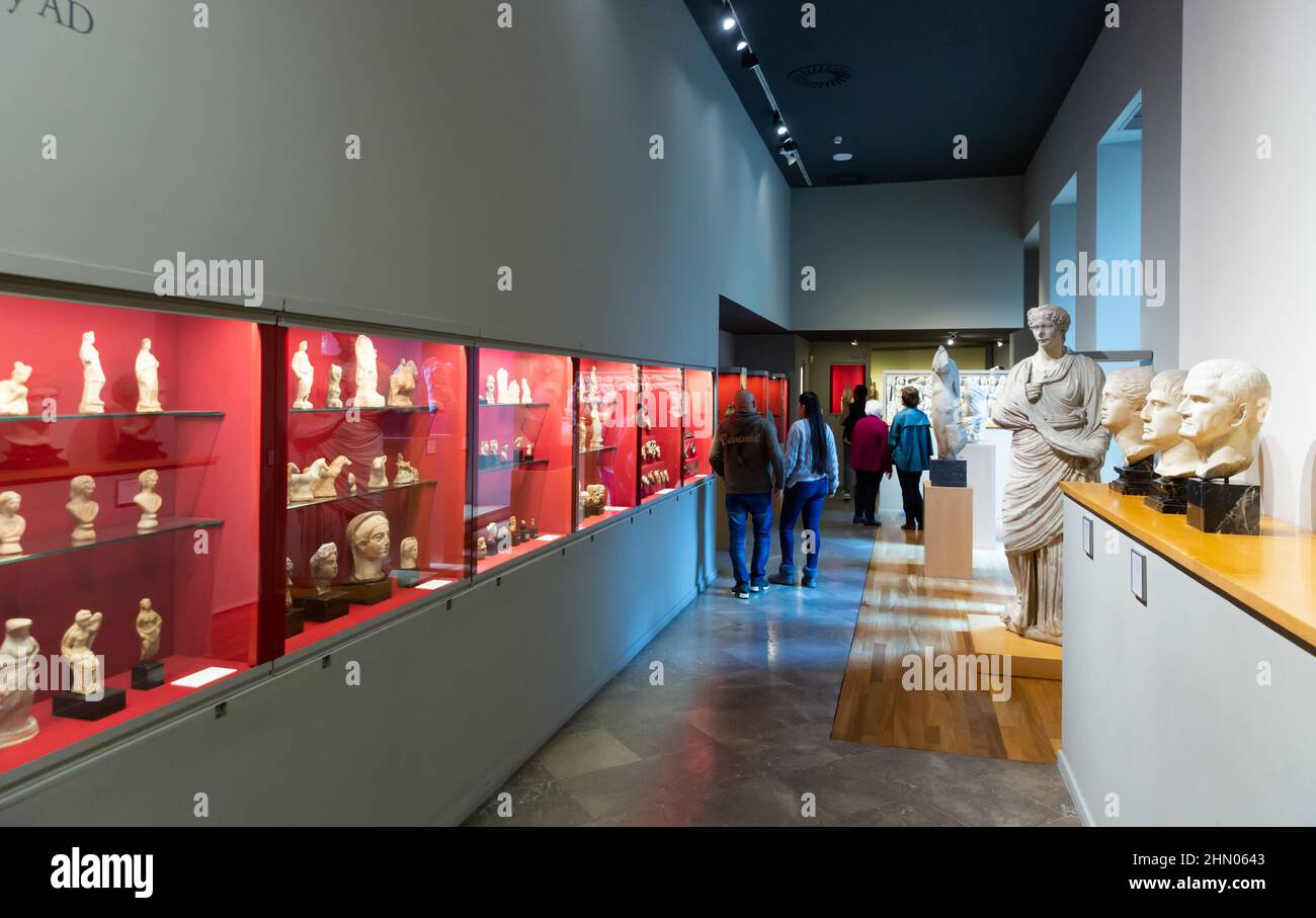 Besucher, die die Ausstellung der Skulpturen im Museu Frederic Mares betrachten. Stockfoto