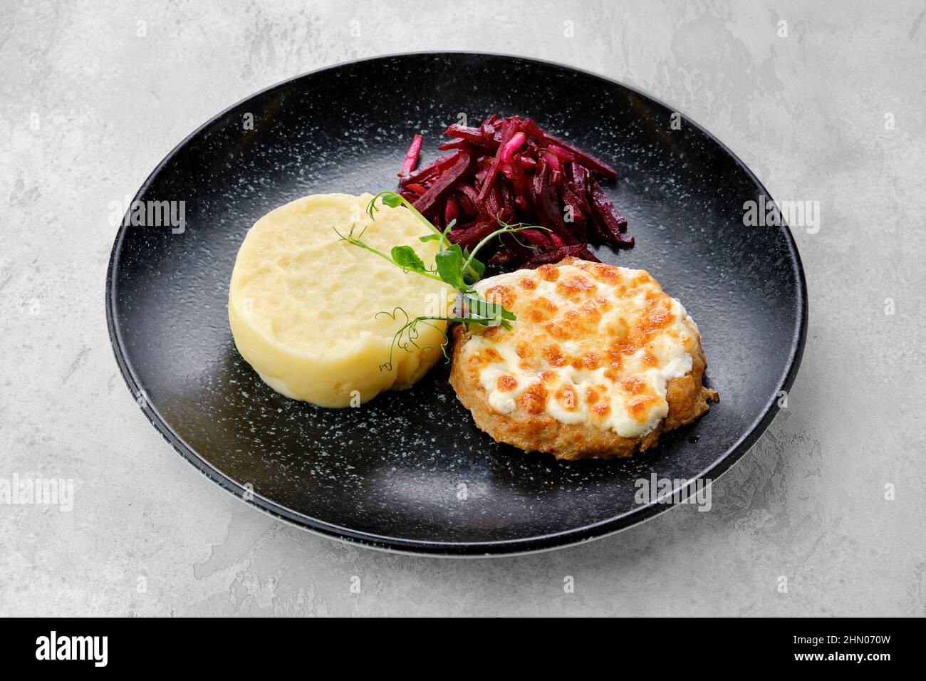 Kiewer Zitronen mit Kartoffelpüree und eingelegter Rote Bete auf einem Teller Stockfoto