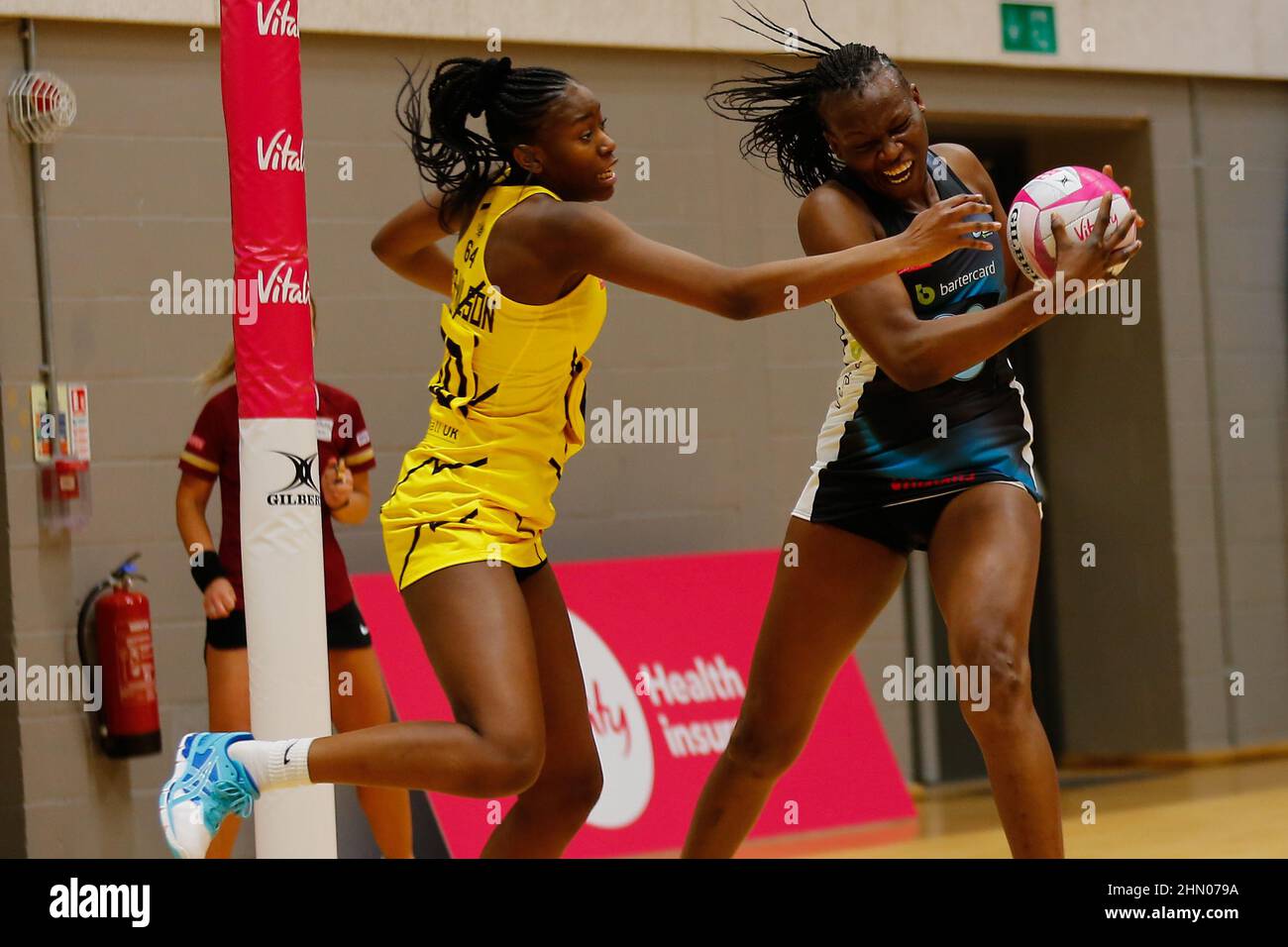 Belle Vue Leisure Center, Manchester, England, 12/02/22 Vitality Netball Superleague Manchester Thunder vs Surrey Storm Yomin EZA-Wilson of Manchester Thunder fordert den Ball mit Proscovia Peace of Surrey Storm Kredit: Touchlinepics/Alamy Live News Stockfoto