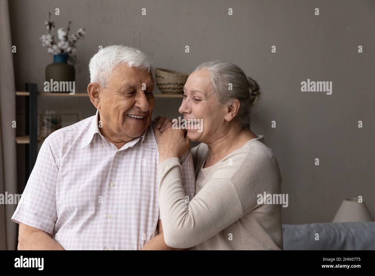 Glücklich lachend Älteres Ehepaar redet, lacht Stockfoto