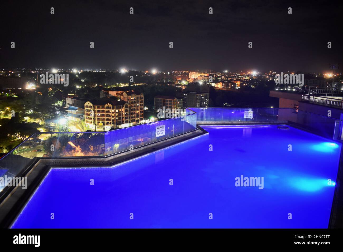 Landschaft der Stadt Nairobi in der Nacht Stockfoto