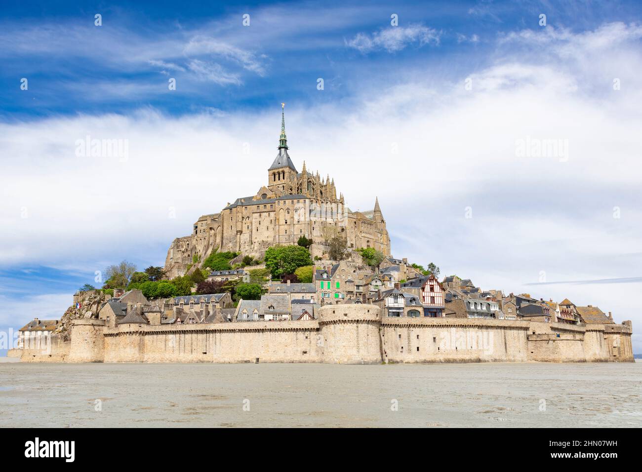 Blick auf die schöne Kathedrale Le Mont Saint-Michel in der Normandie, Frankreich, schönes historisches Gebäude, touristischer Ort, Blick von der Seite Stockfoto