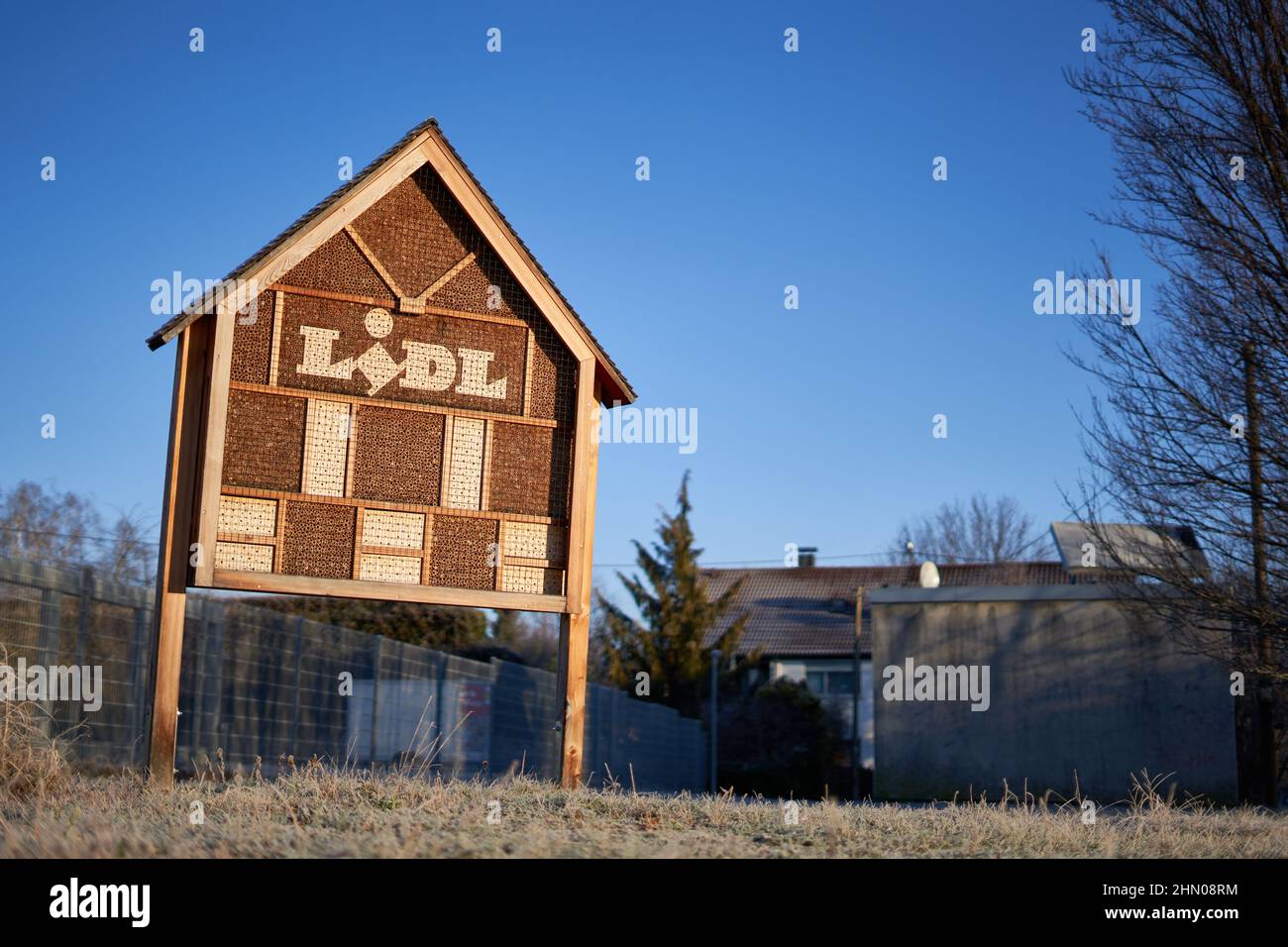 Kirchheim, 12. Februar 2022: Lidl Bienenhotel als Überwinterungshilfe für Insekten. Gebäude zum Schutz der Tiere, aus Holz. Im Winter in FRO Stockfoto