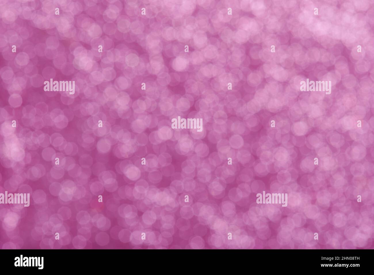 Abstrakter violetter Hintergrund mit verschwommenen weißen Kreisen. Leuchtendes Bokeh Stockfoto