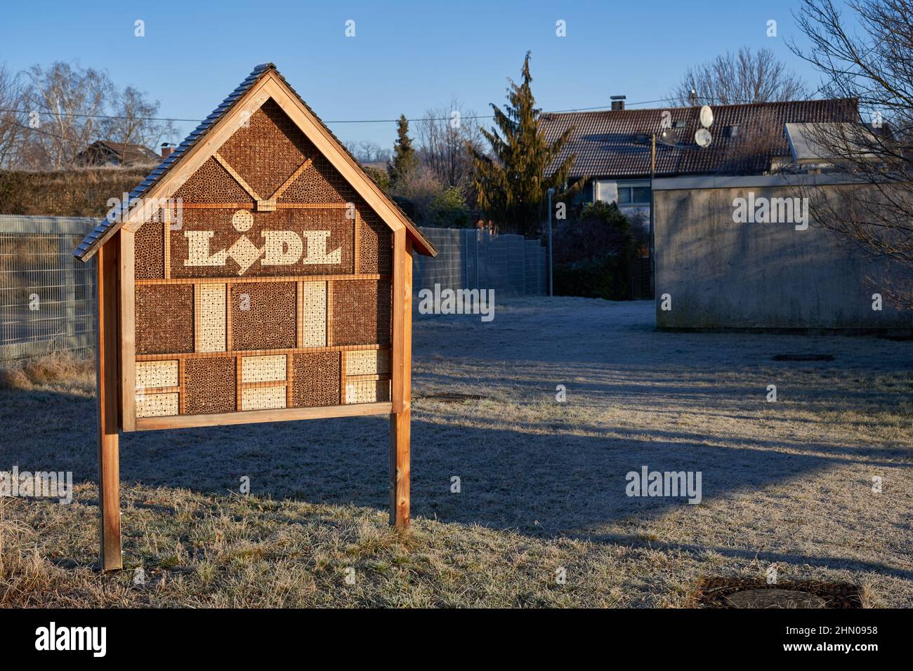 Kirchheim, 12. Februar 2022: Lidl Bienenhotel als Überwinterungshilfe für Insekten. Gebäude zum Schutz der Tiere, aus Holz. Im Winter in FRO Stockfoto