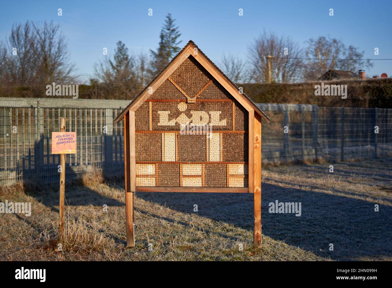 Kirchheim, 12. Februar 2022: Lidl Bienenhotel als Überwinterungshilfe für Insekten. Gebäude zum Schutz der Tiere, aus Holz. Im Winter in FRO Stockfoto