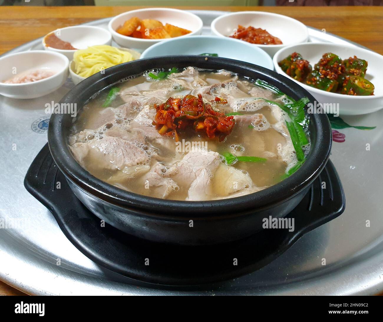 Dwaeji-gukbap, eine beliebte südkoreanische Suppe aus Schweinefleisch, Sojasauce, Reiswein, Sesamöl und Knochenbrühe. Lokale Küche in der Region Busan. Stockfoto