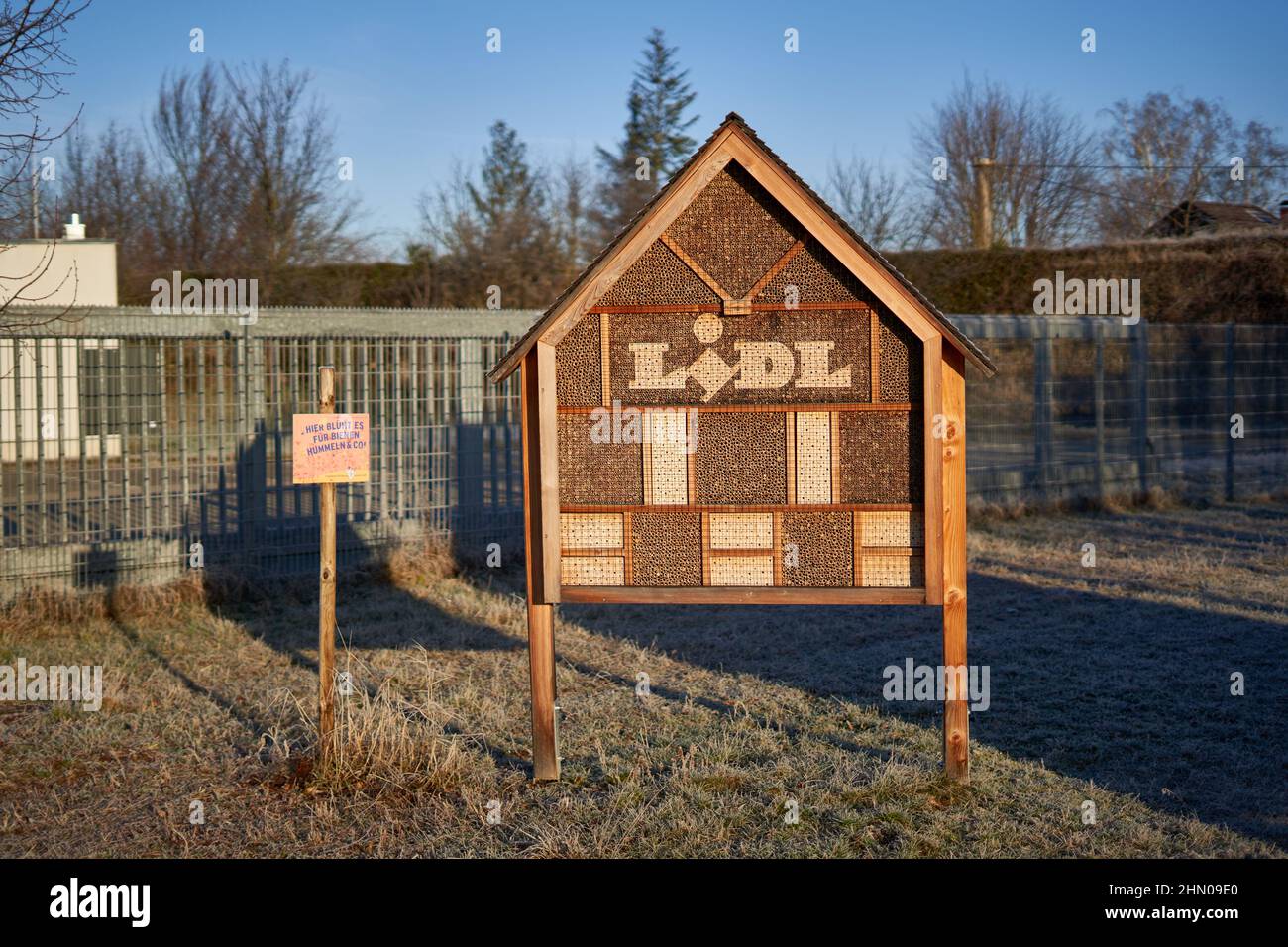 Kirchheim, 12. Februar 2022: Lidl Bienenhotel als Überwinterungshilfe für Insekten. Gebäude zum Schutz der Tiere, aus Holz. Im Winter in FRO Stockfoto